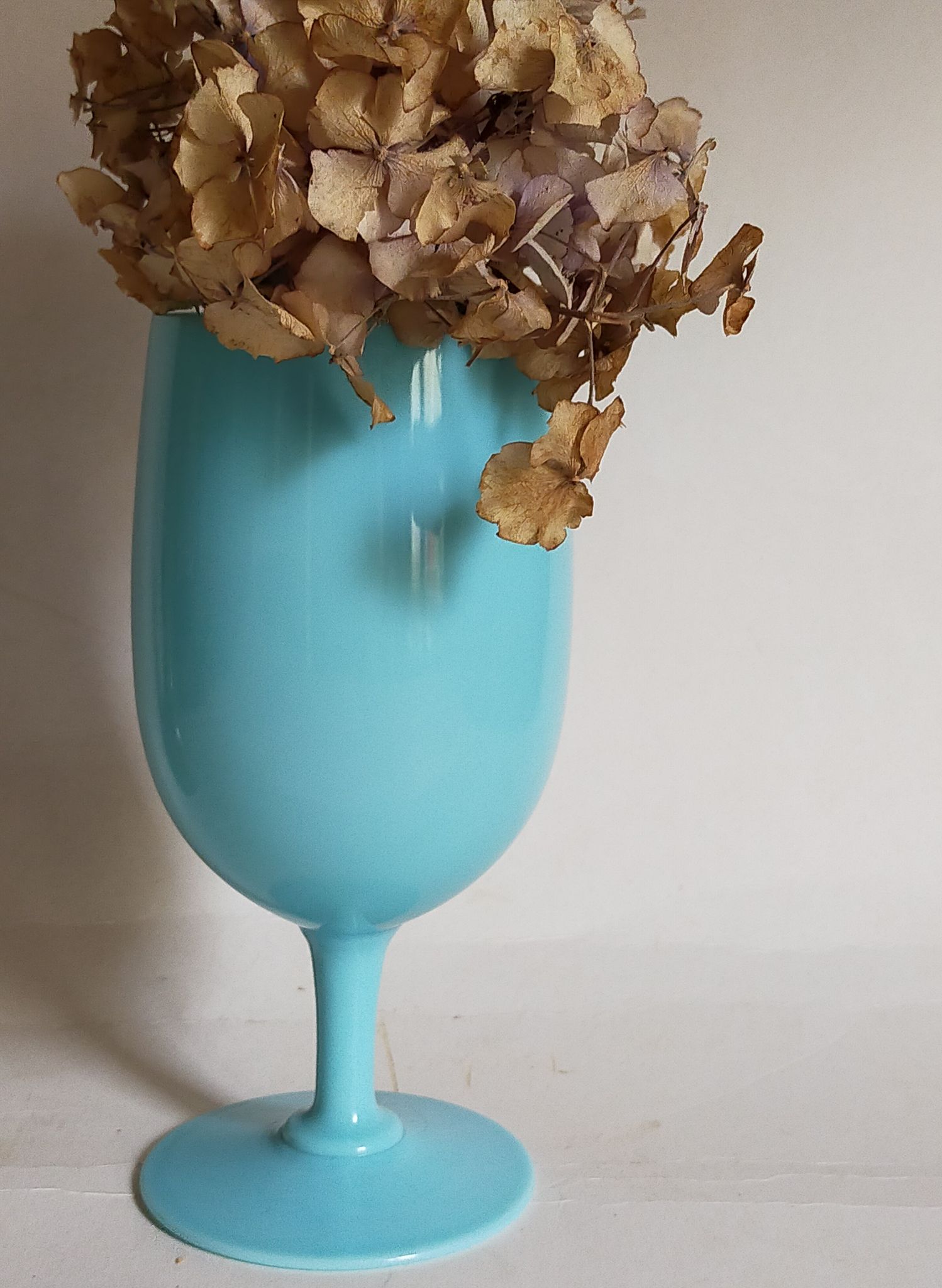 Vase à pied en opaline bleue vintage