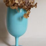 Vase à pied en opaline bleue vintage