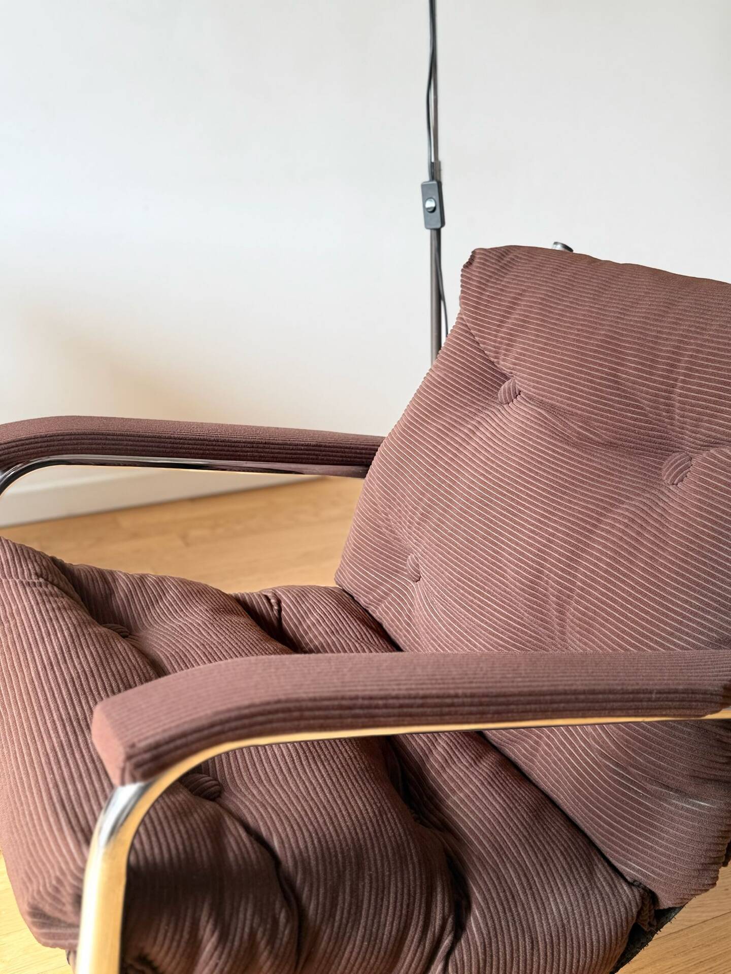 Lot of 2 vintage 1970s armchairs.