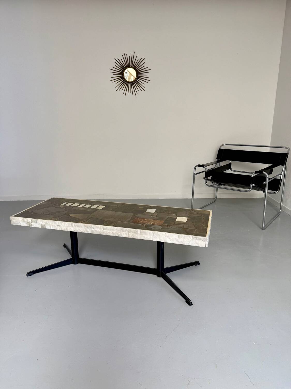 Ancienne table basse en pierre mosaïque design années 70 pied métal vintage