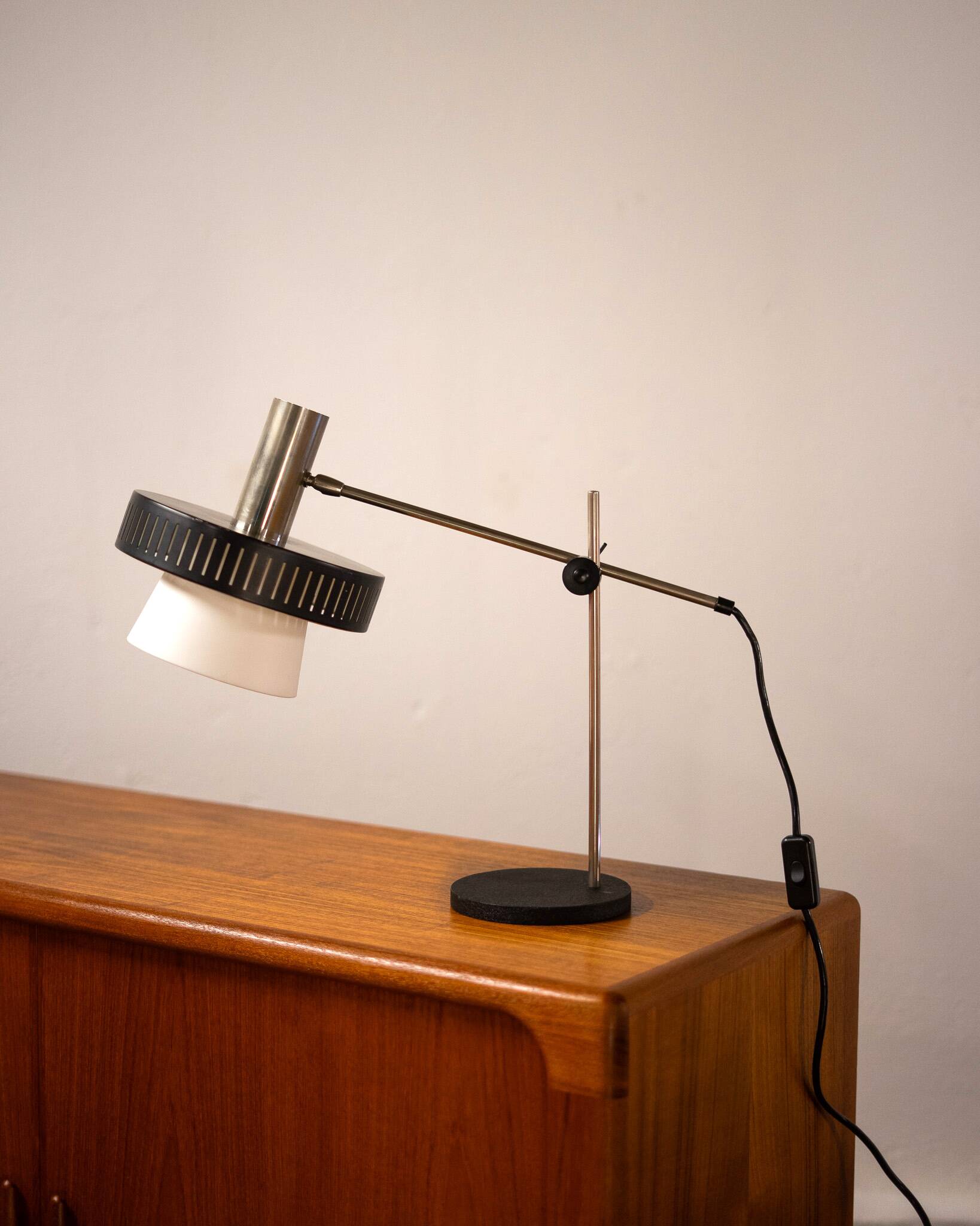 Mid-Century Modern Italian Table Lamp in Steel and Opal Acrylic, 1960s