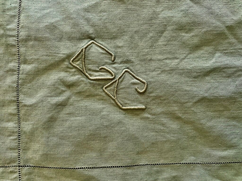 Old tablecloth and its 10 monogrammed GC towels and olive green embroidered - 225x165cm - Métis