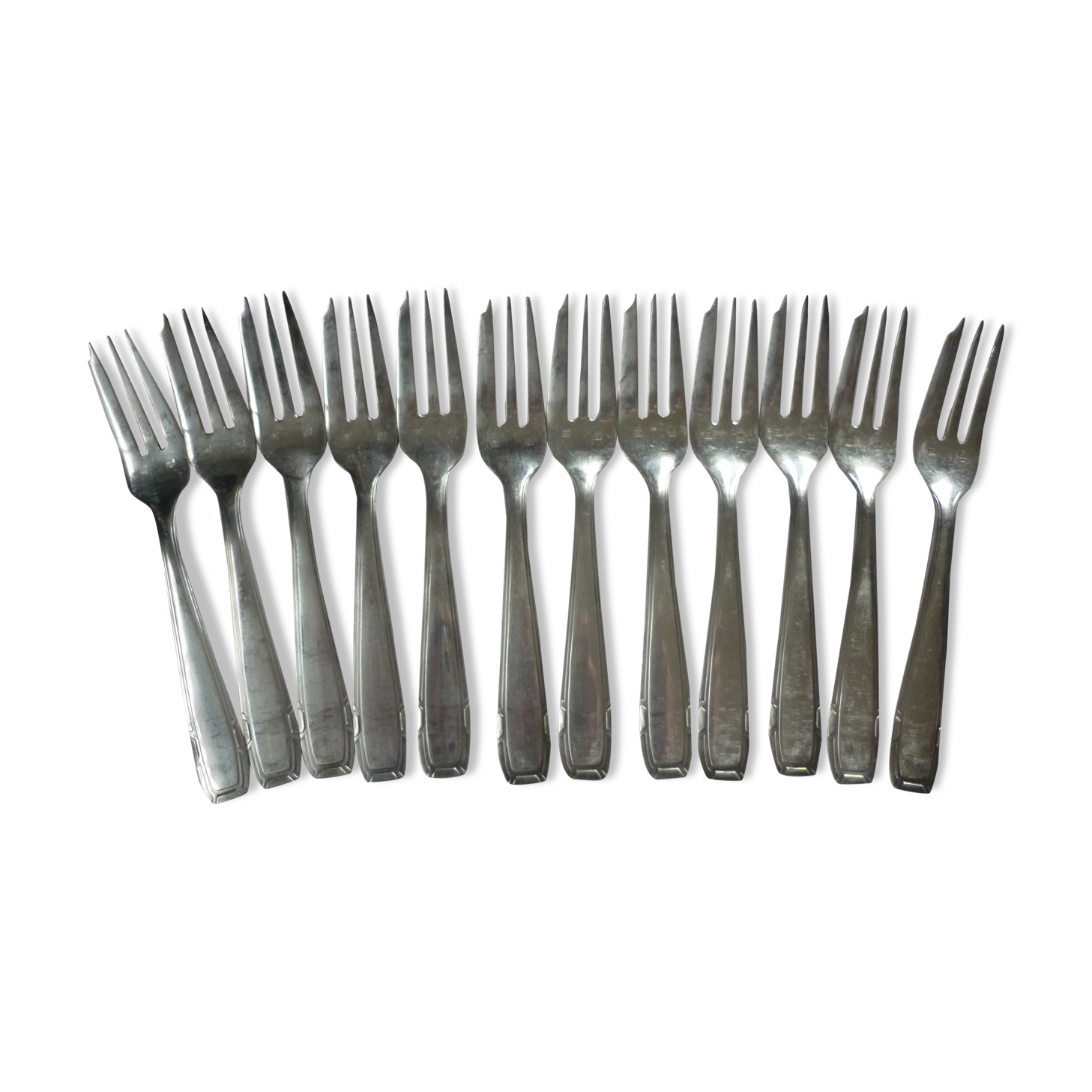 12 forks a silver metal cake