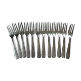 12 forks a silver metal cake