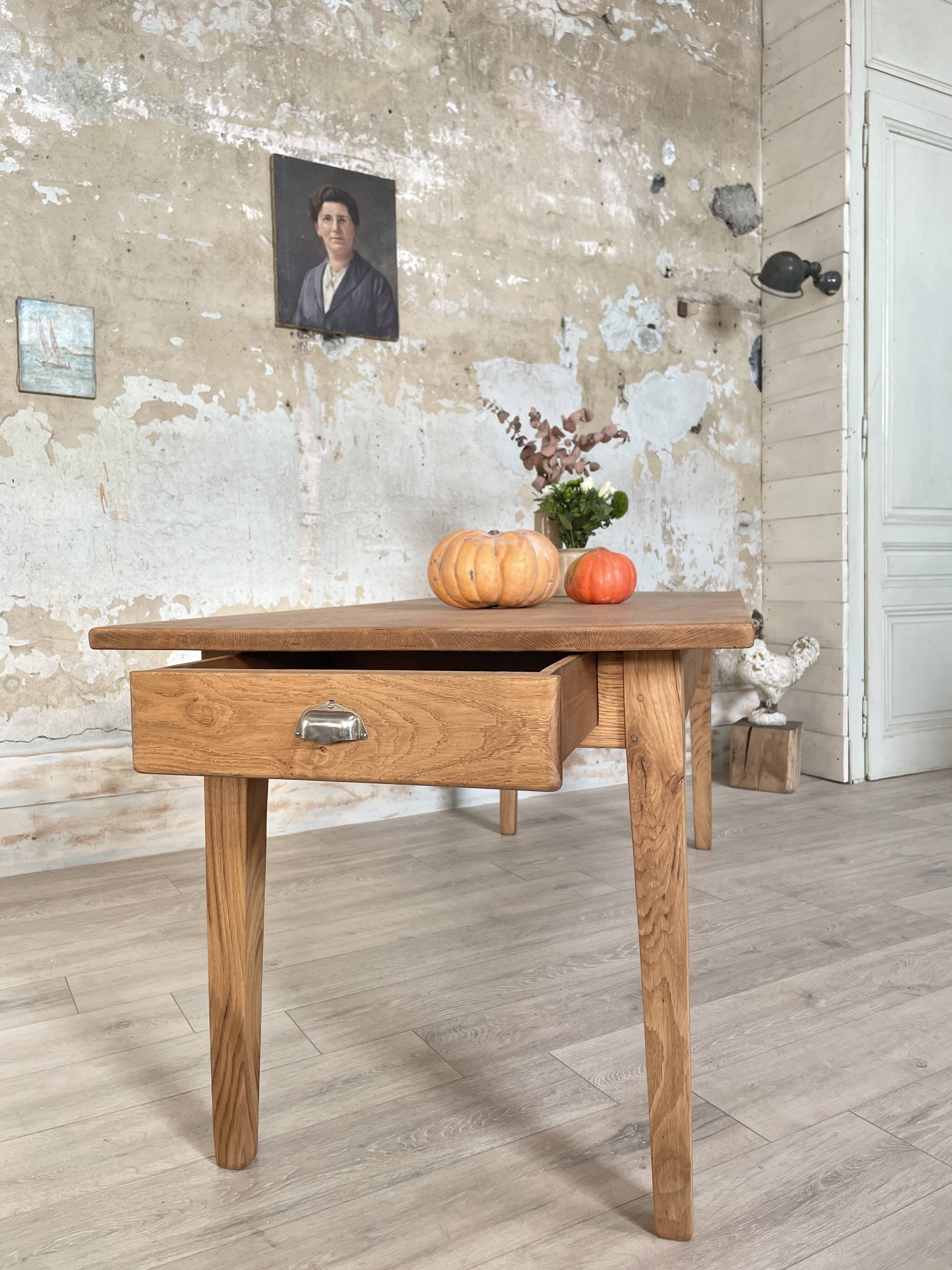 Vintage farmhouse table in solid oak.