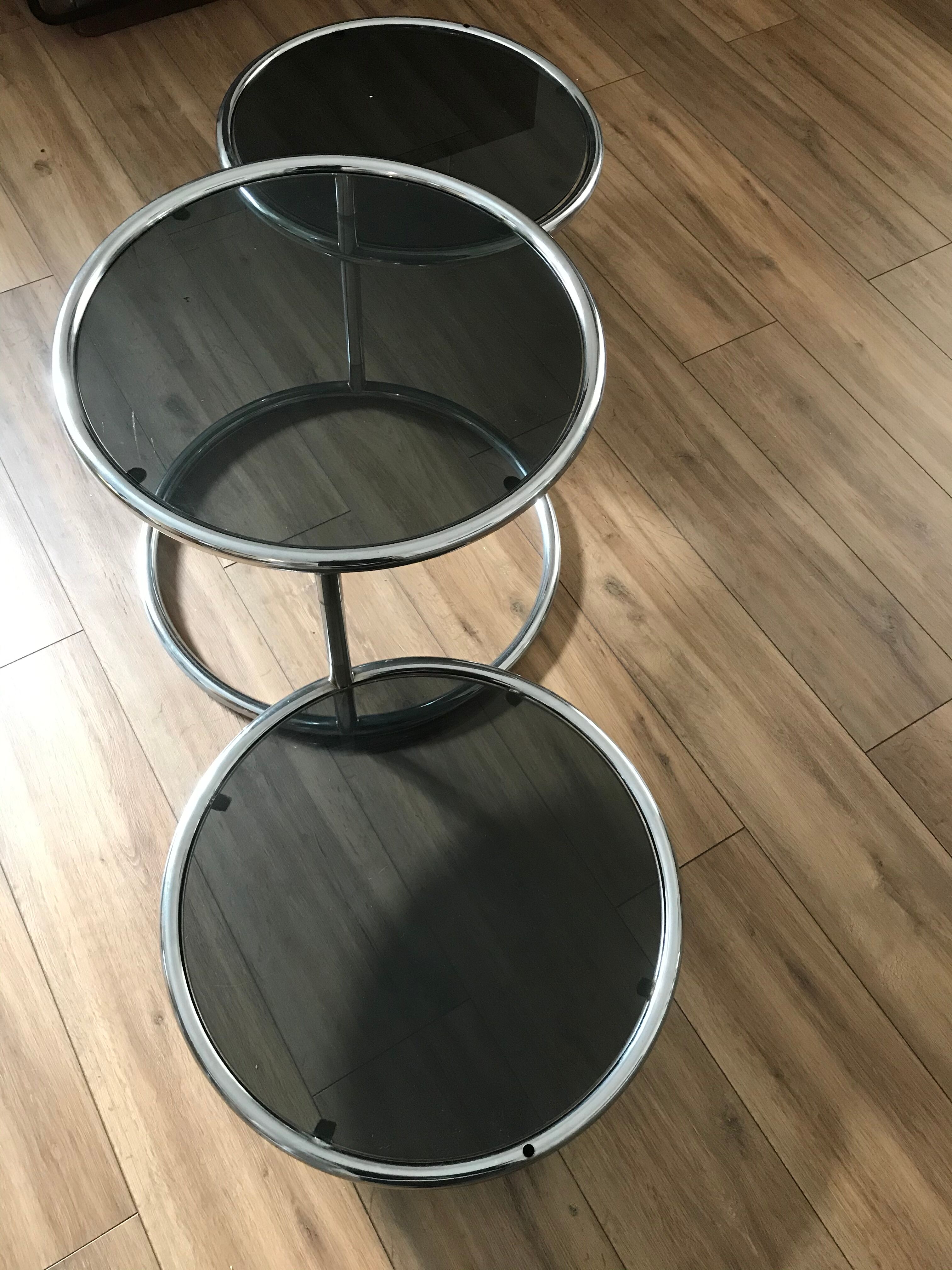 Vintage round coffee table in smoked glass and 3 removable metal trays 1970