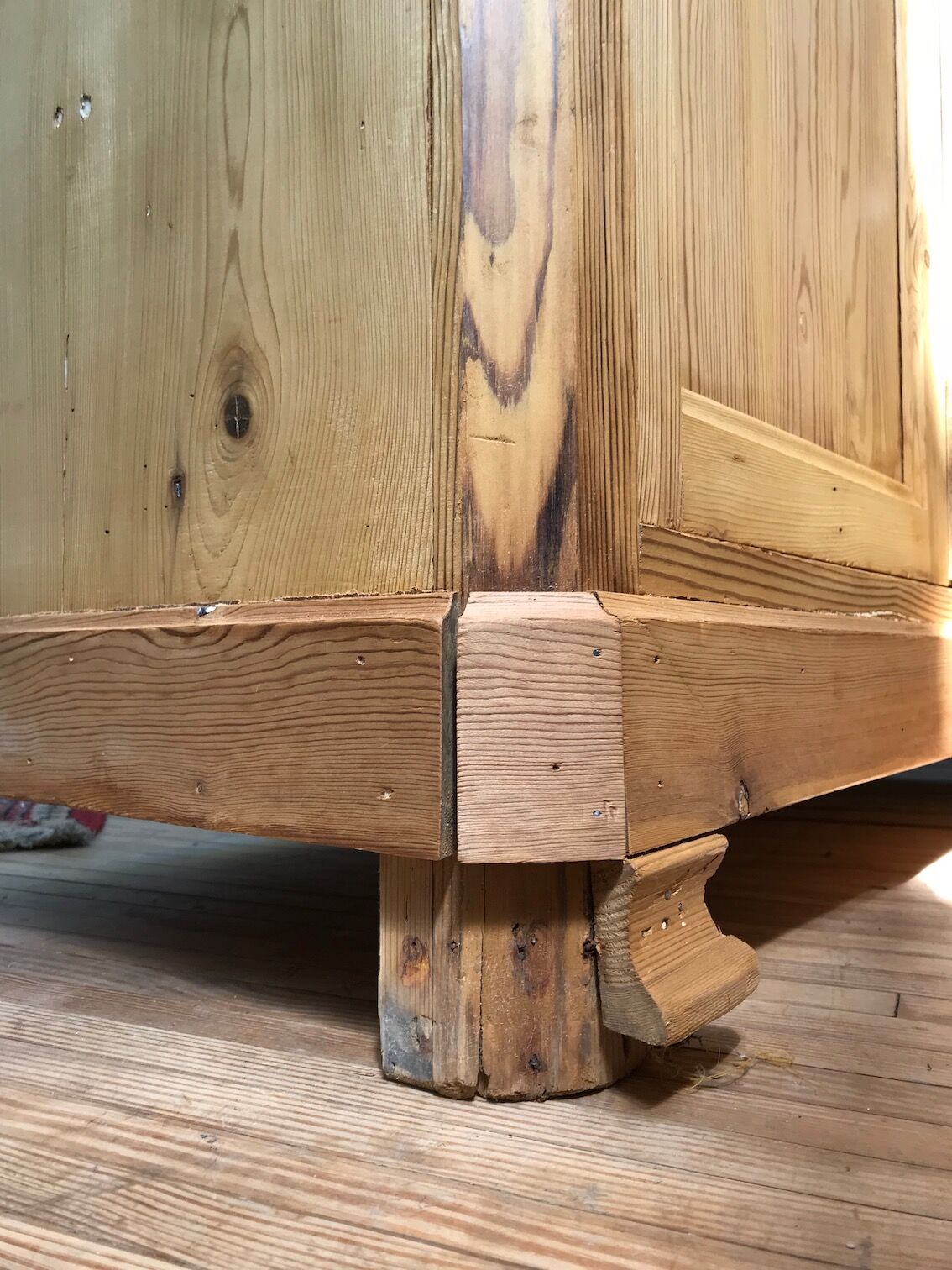 Buffet two bodies in raw pine