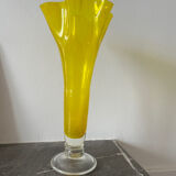 Vase en verre soufflé jaune