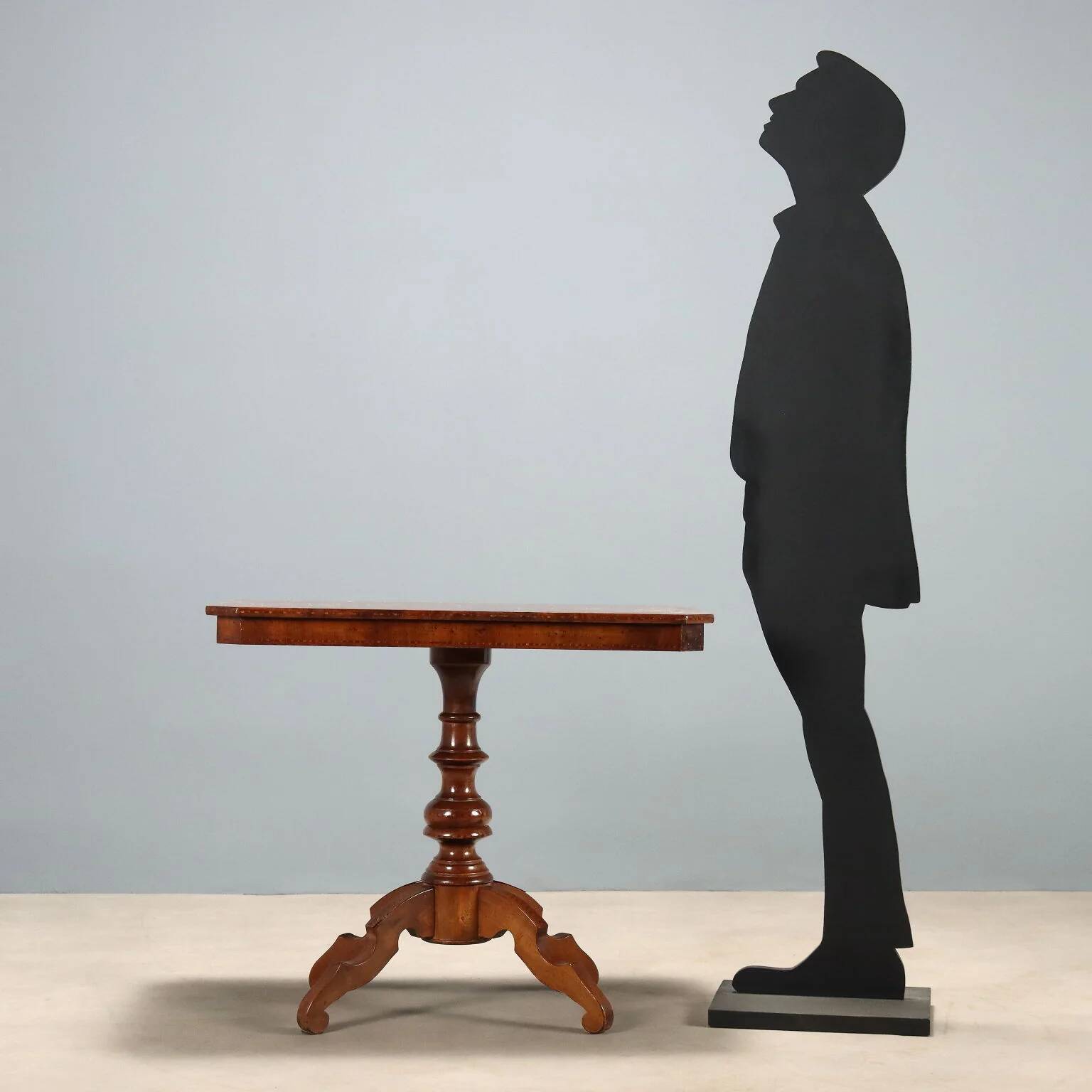 Petite table ancienne en noyer avec incrustations, Italie, XXe siècle