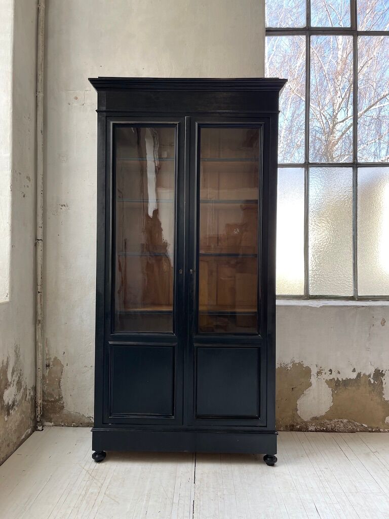Napoleon 3 walnut window glass cabinet