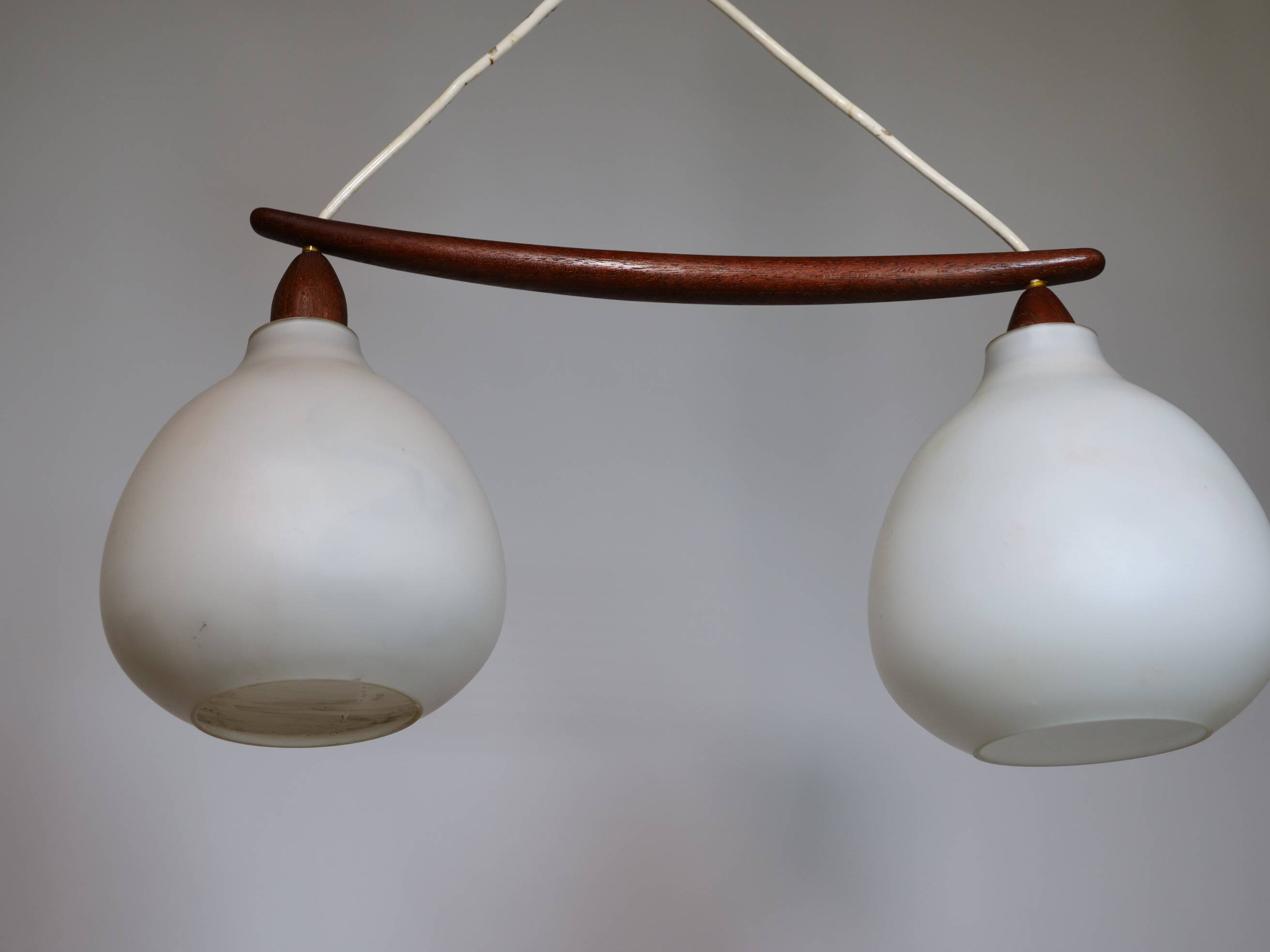Suspension en verre opalin et teck par Uno & Östen Kristiansson, années 1960.