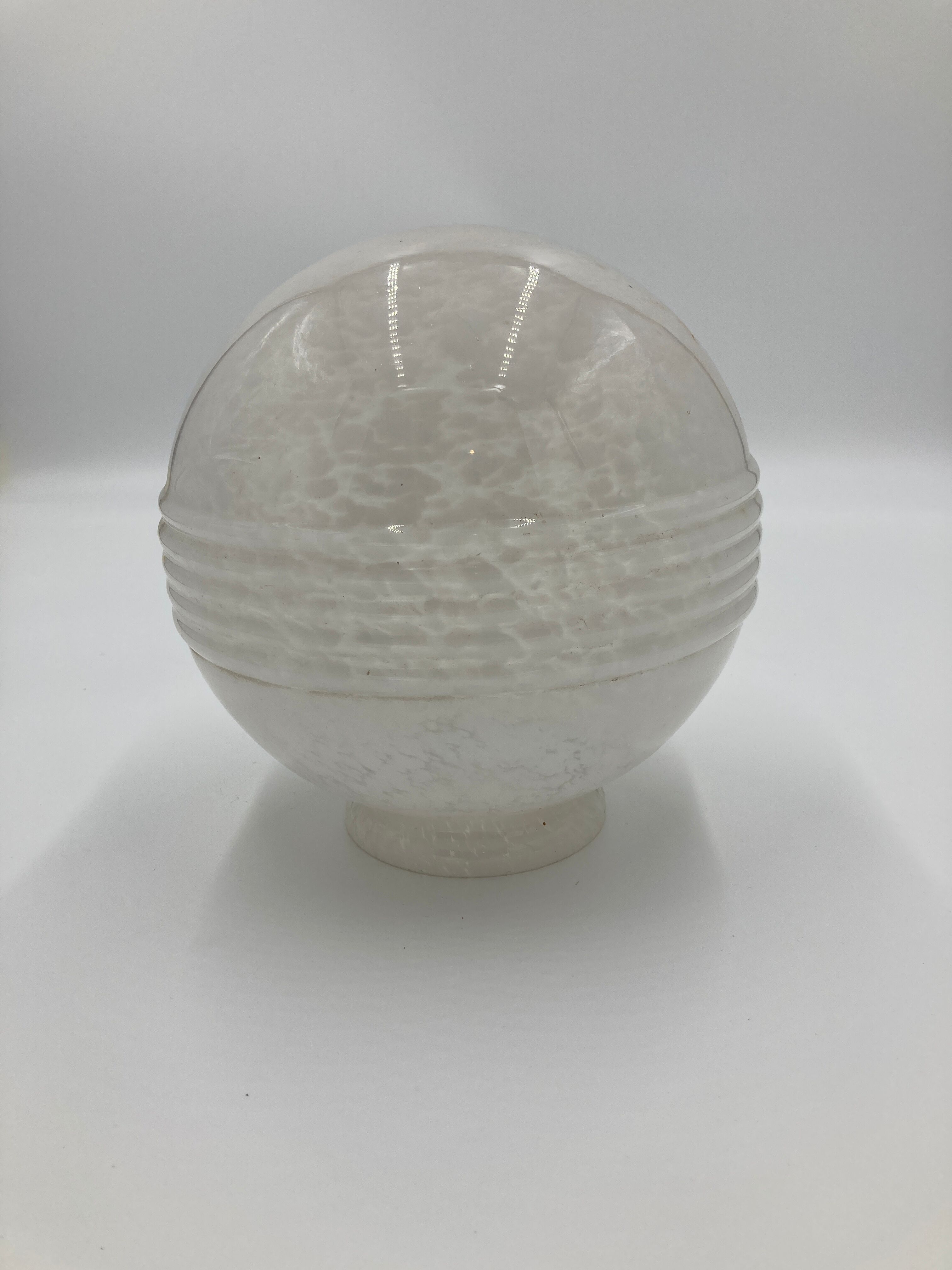 Globe blanc en verre de Clichy