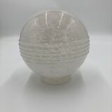 Globe blanc en verre de Clichy