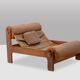 Fauteuil lounge et son ottoman, en orme blond et cuir. Années 1970