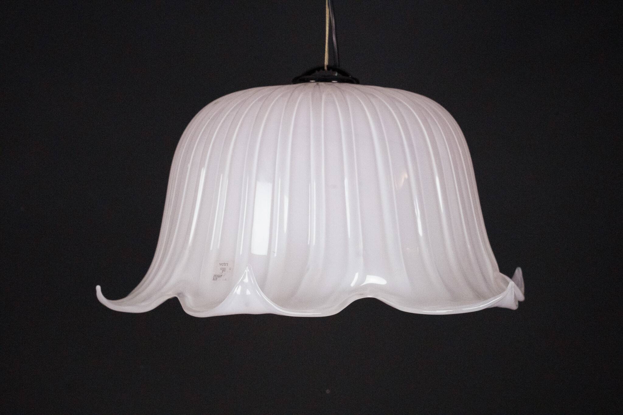 Large vintage flower-shaped chandelier in pink Murano glass, Italy 1980s.