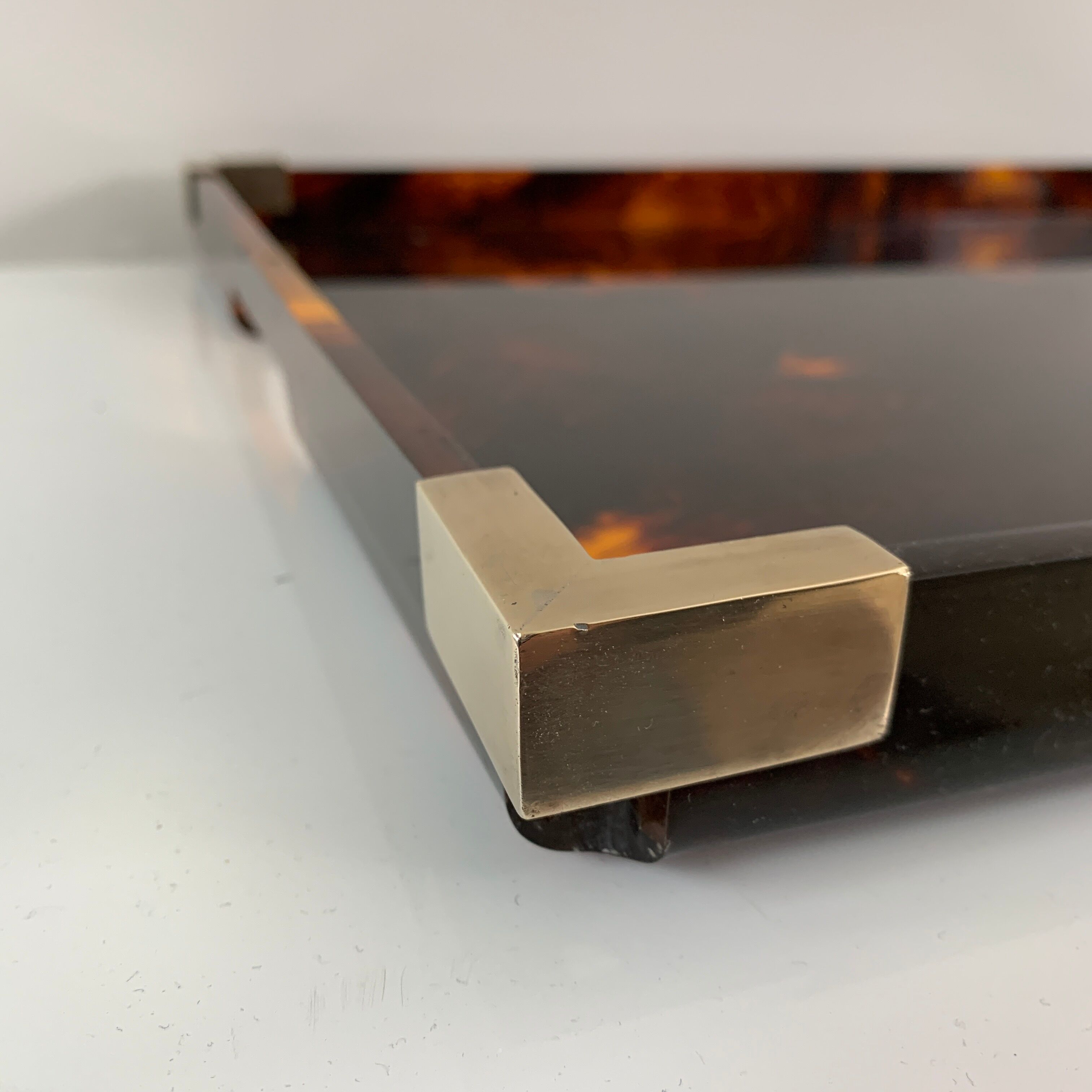 Plateau de service laiton et lucite facon ecaille de tortue