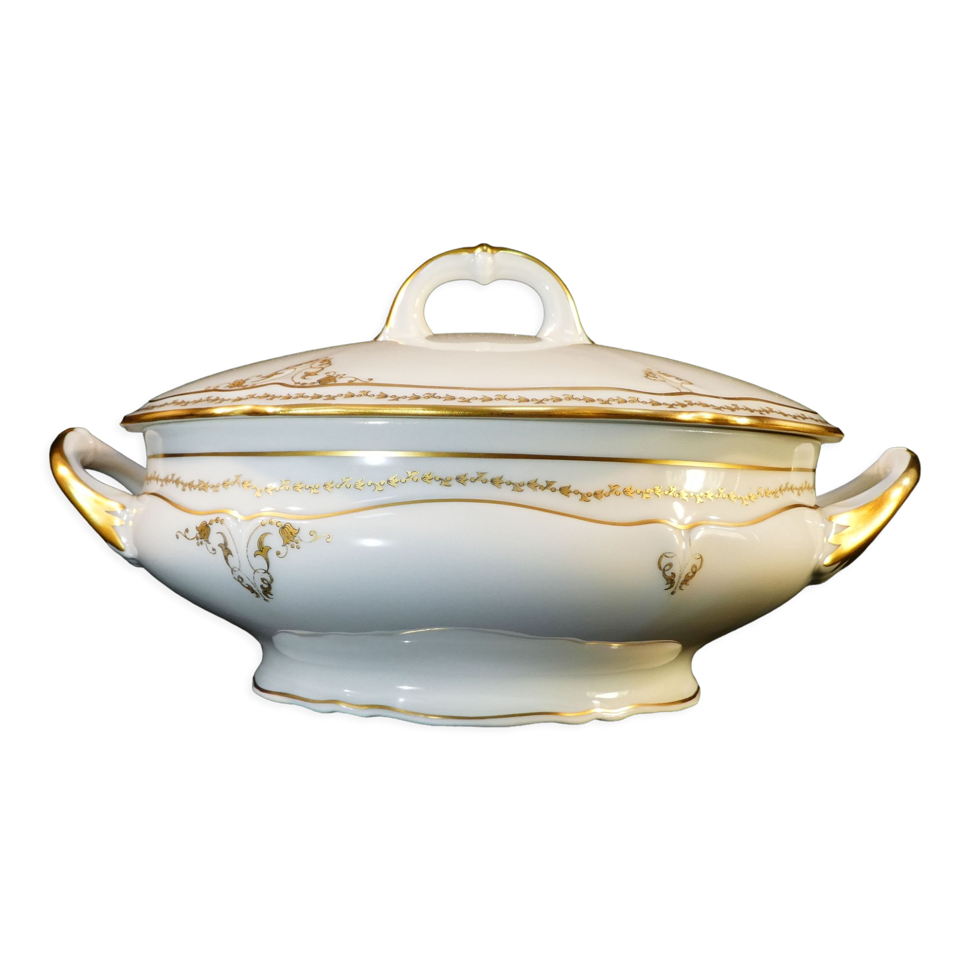 Soupière ronde en porcelaine de Limoges Giraud doré peint a la main