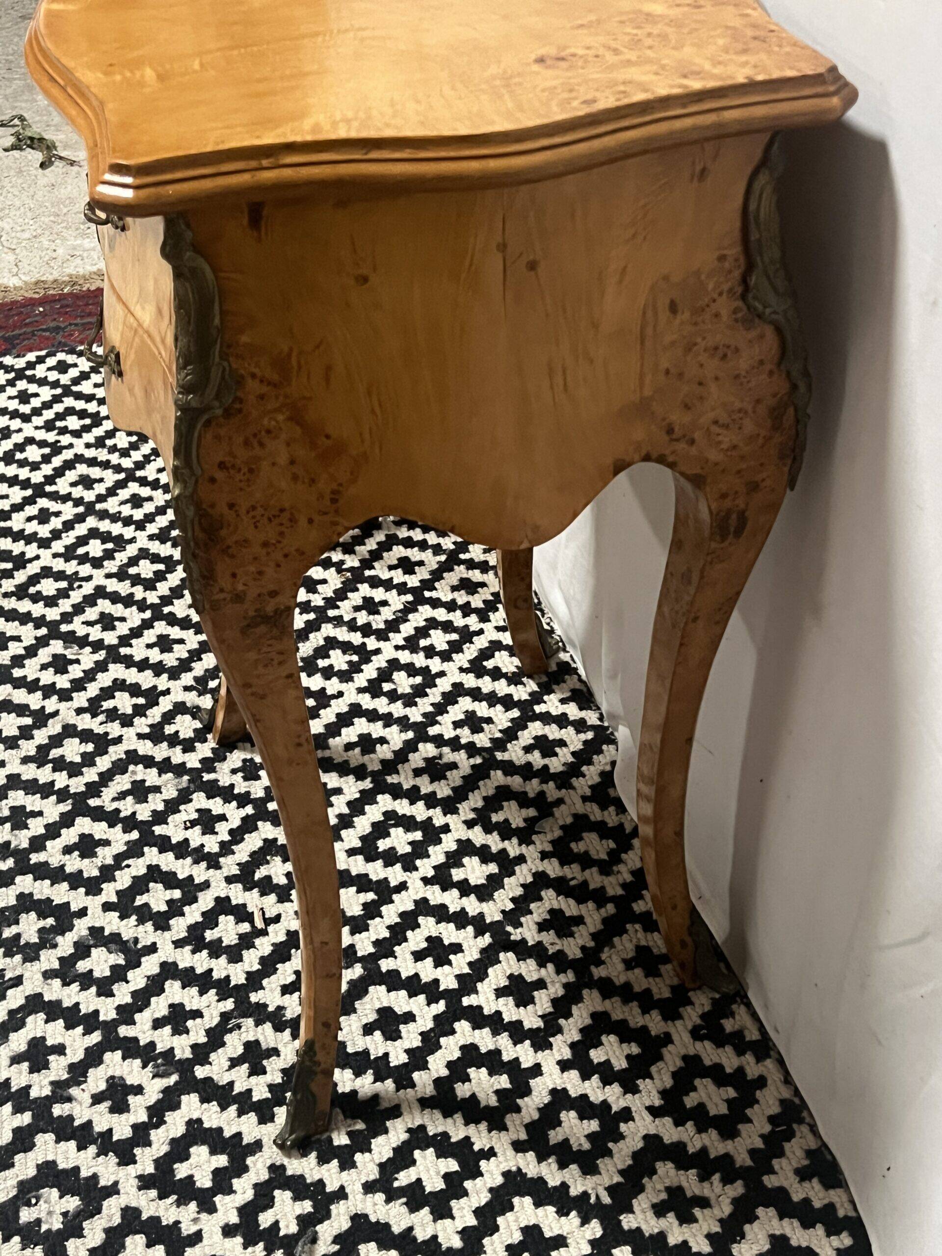 Small side table in burl wood veneer, Louis XV style, 20th century