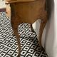 Petite table d’appoint en bois de placage de ronce, style Louis XV, époque XXe