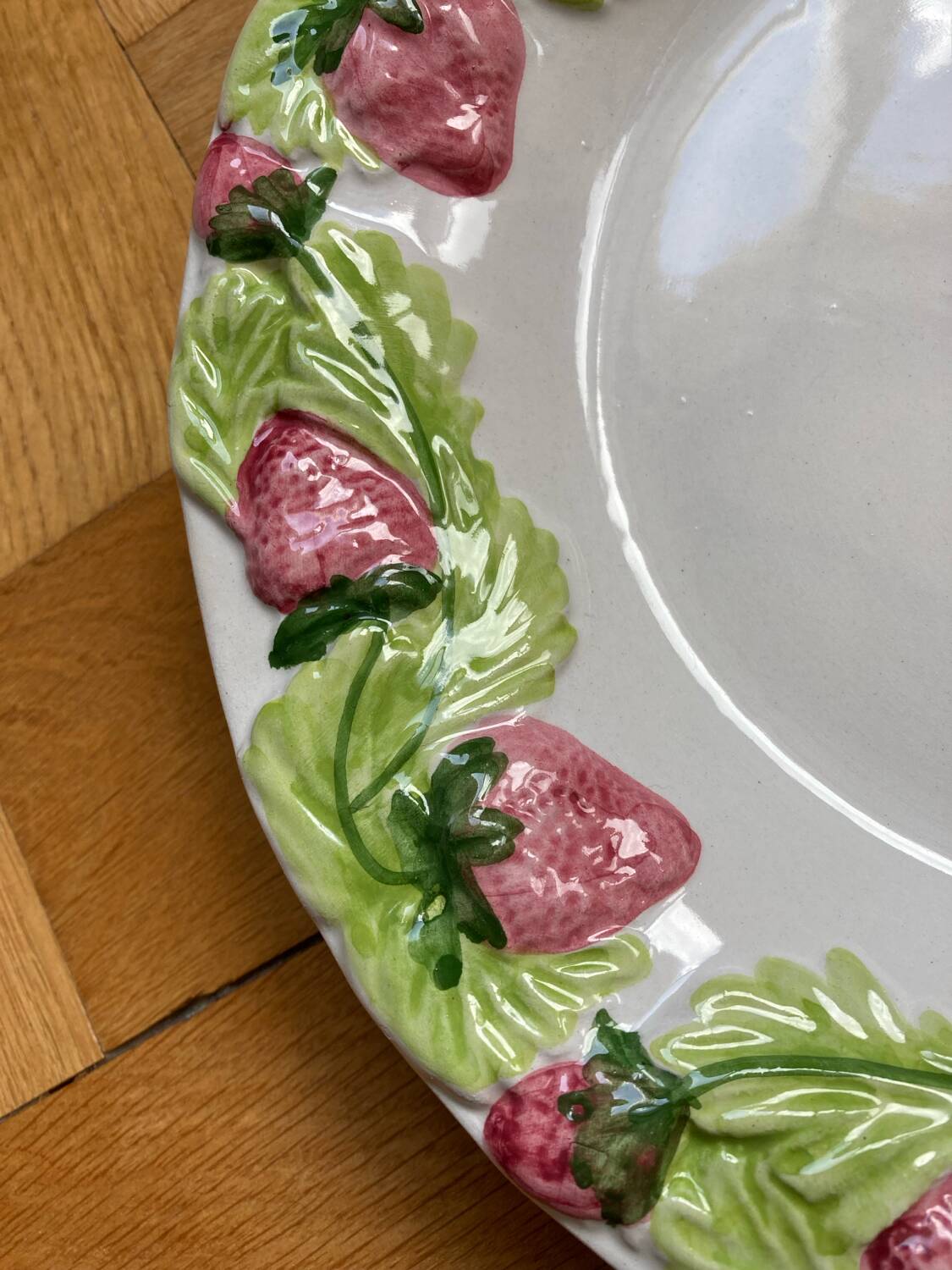 Plate barbotine strawberries