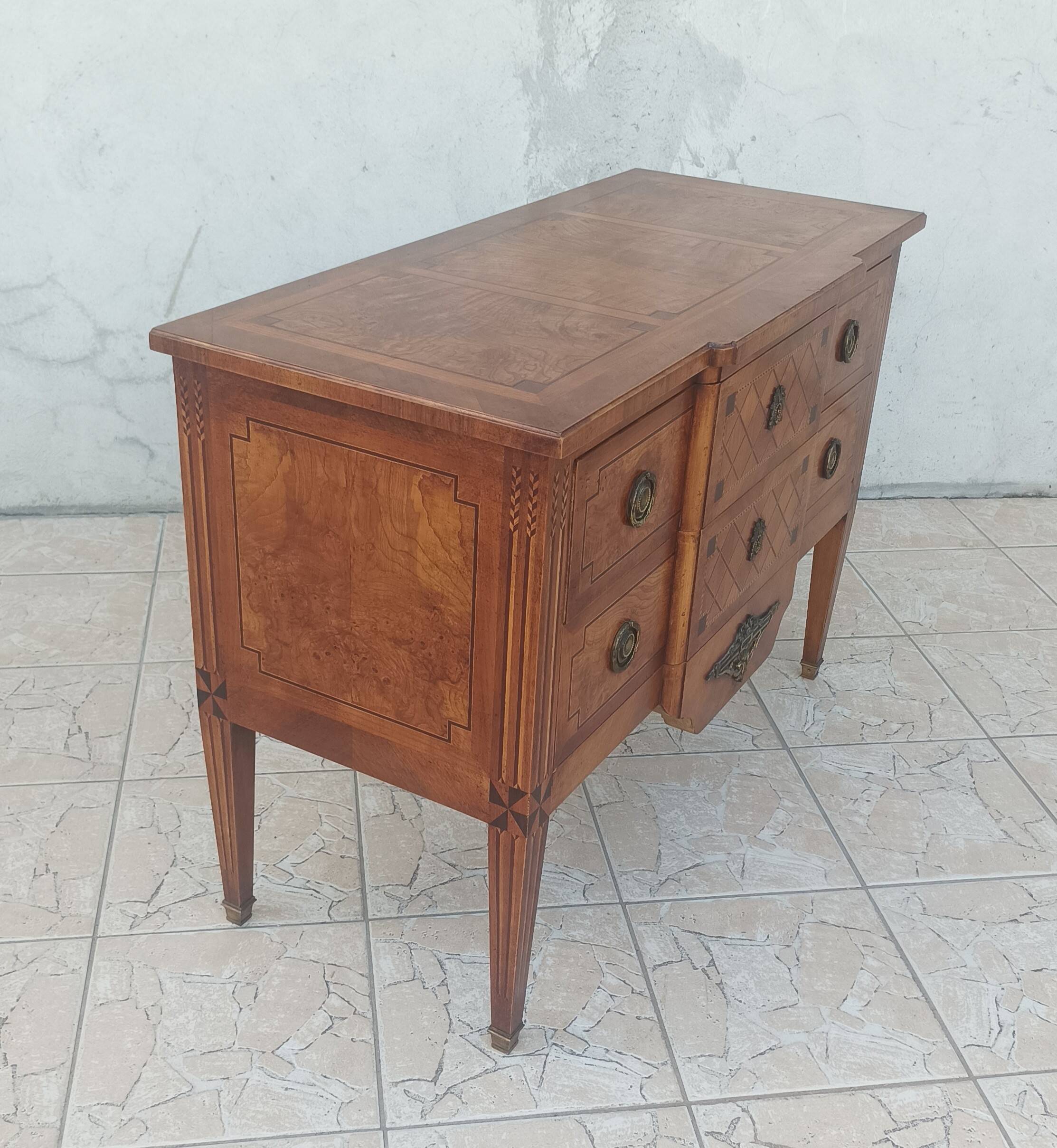 Louis XVI chest of drawers stamped in Faubourg Saint Antoine marquetry