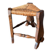 Tabouret triangulaire ancien en bois massif et assise paillée  1950