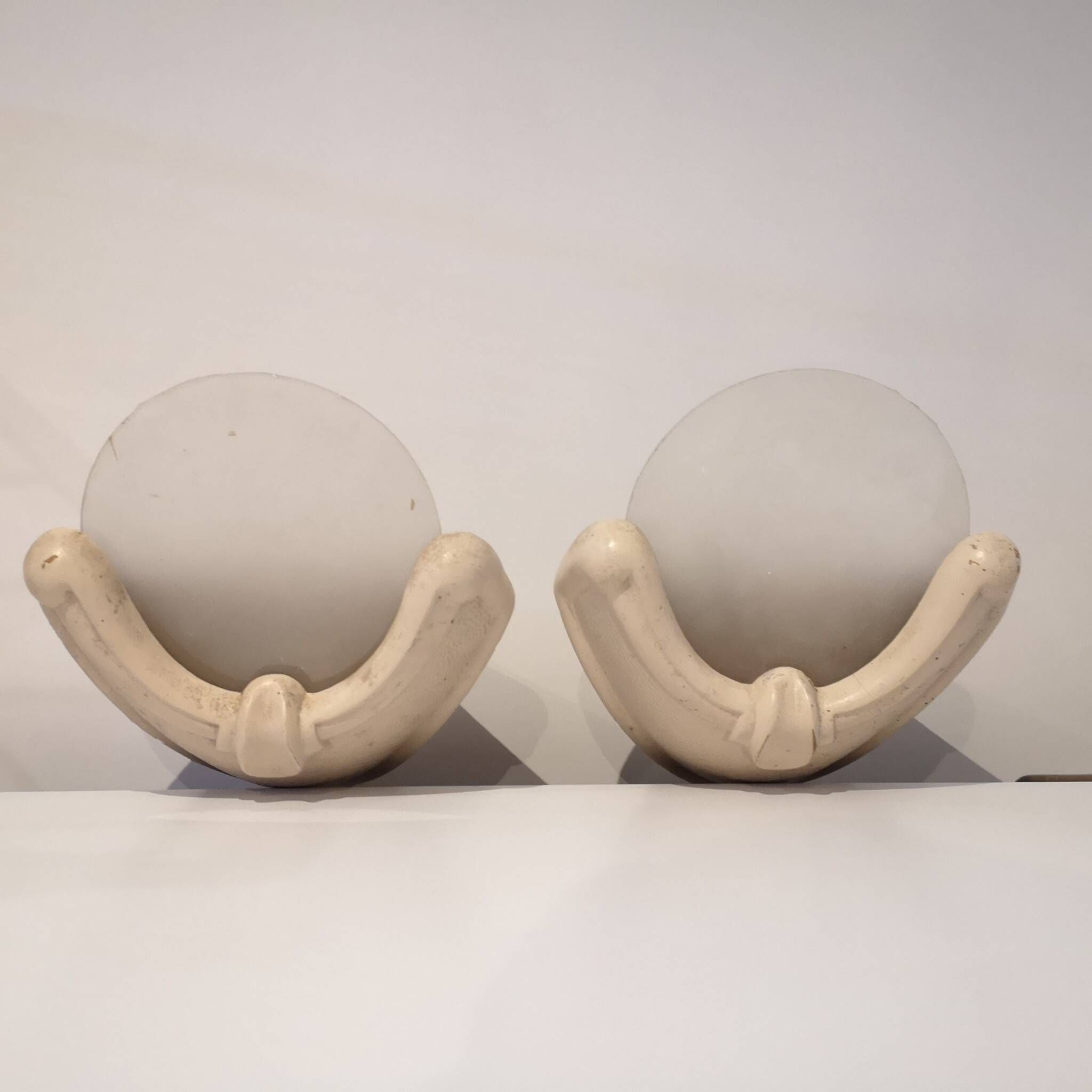 Pair of Art Deco corner wall lights in plaster and acid-etched glass, 1930s.