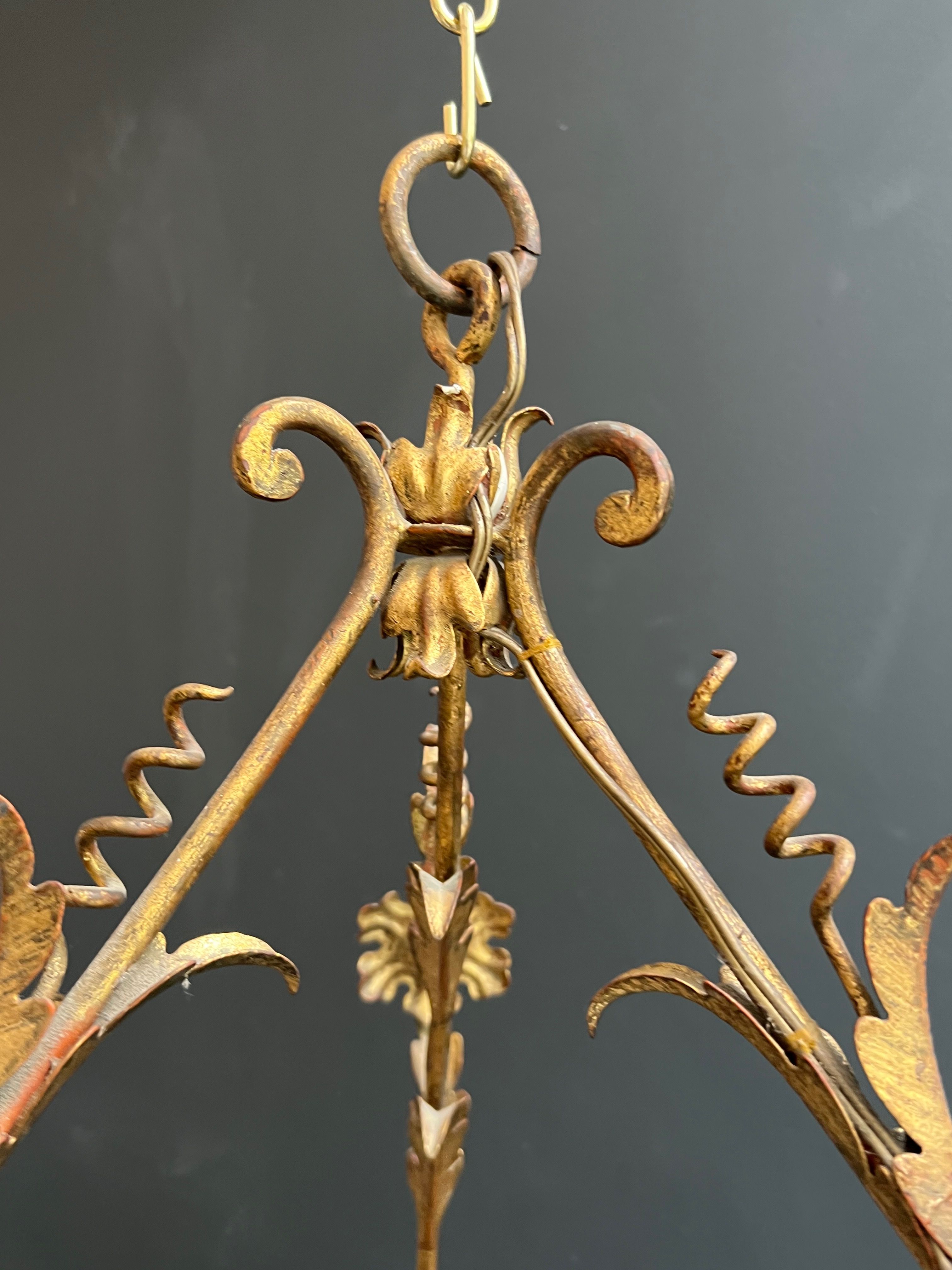 Important golden iron lantern with foliage decorations from the Baguès house.