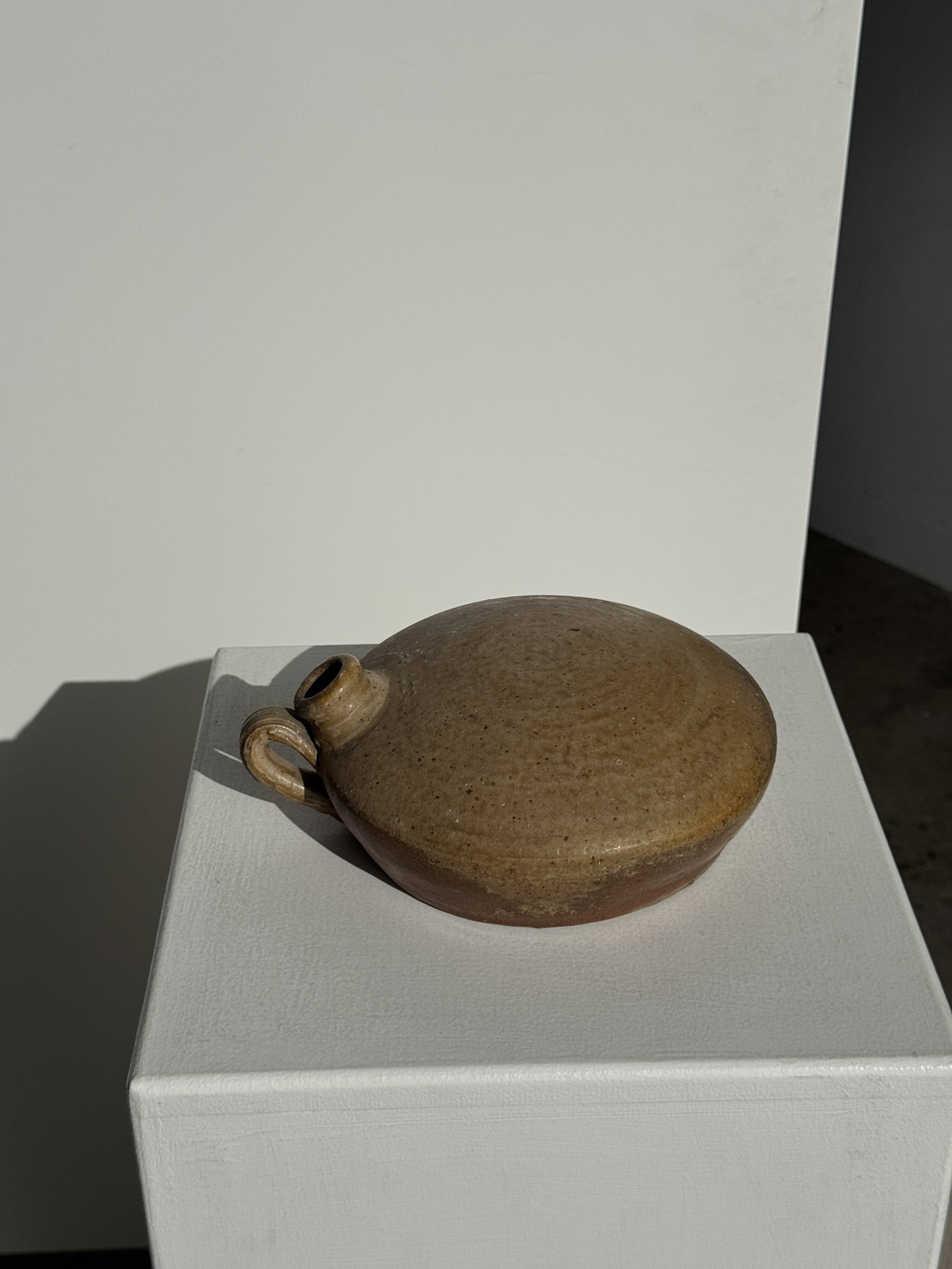 Round flat jar in old stoneware D20