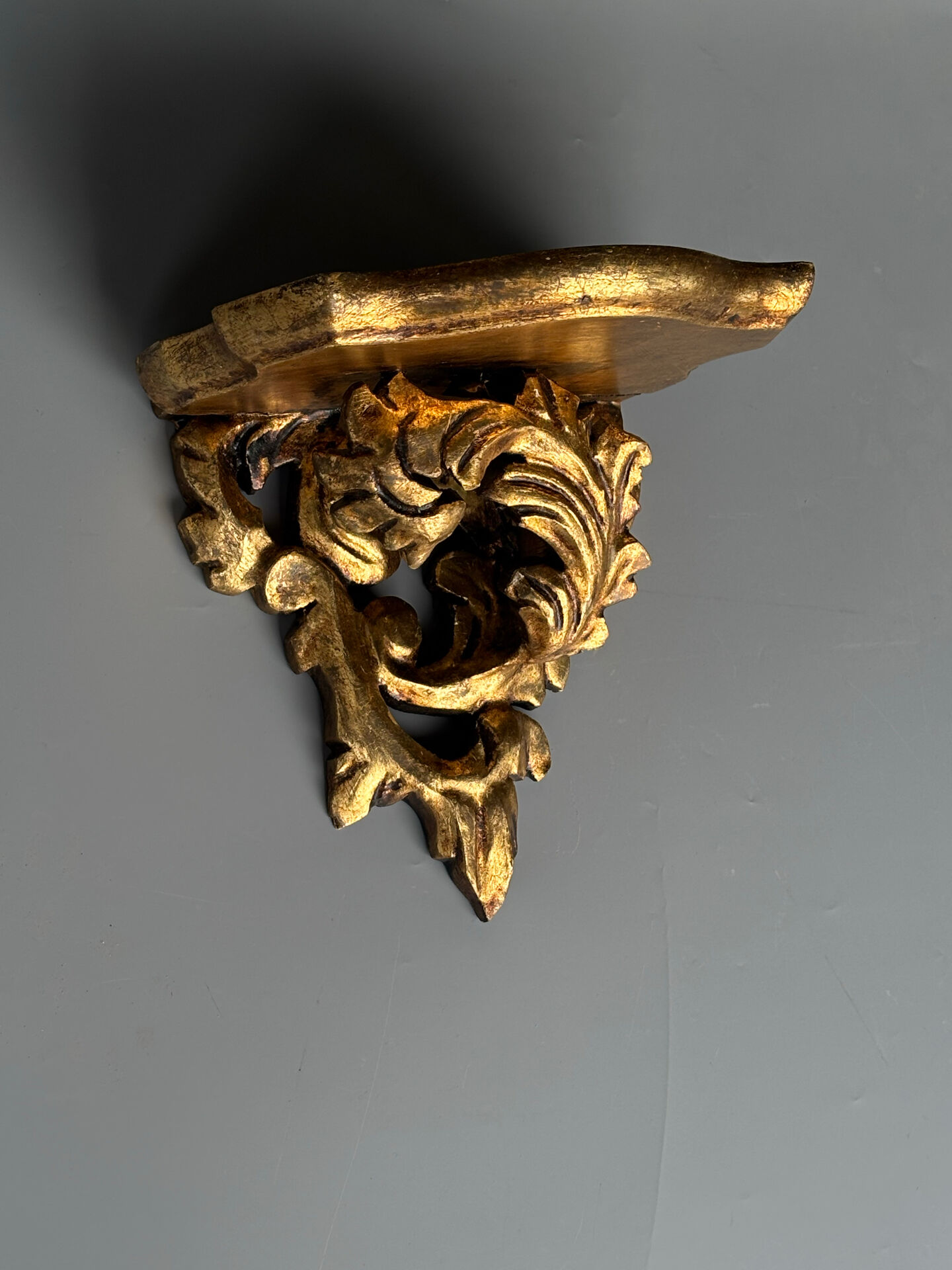 Petite console d’applique en bois sculpté et doré style Louis XV