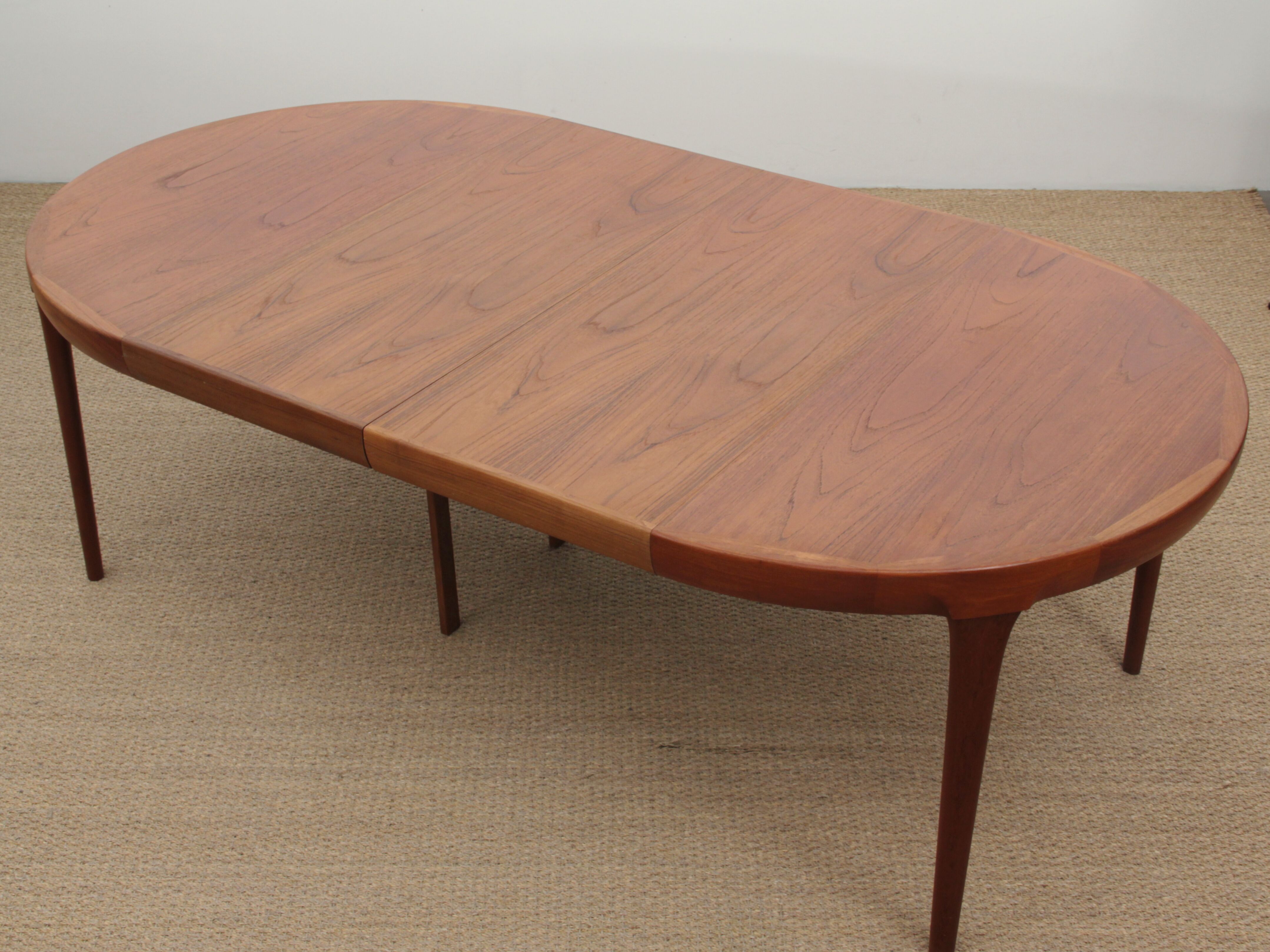 Round teak dining table, 4/10 people.