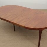 Round teak dining table, 4/10 people.