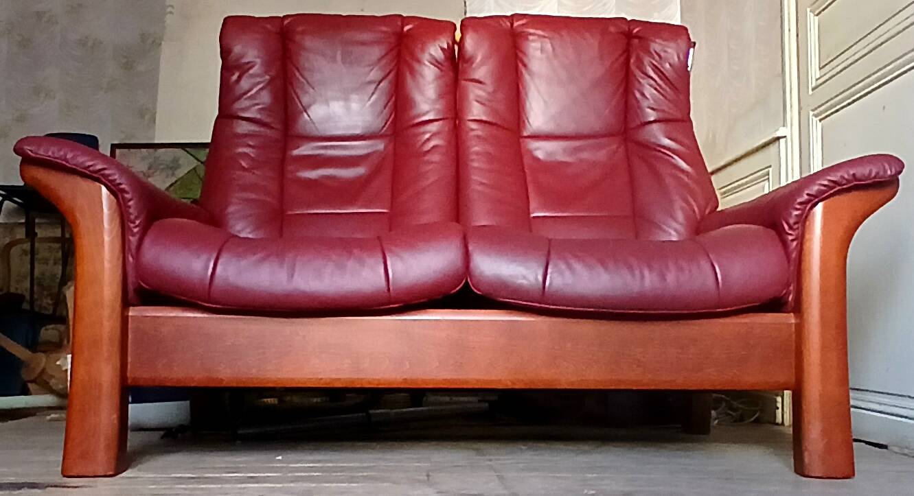Windsor Ekornes Stressless leather lounge sofa. Norway around 1990.