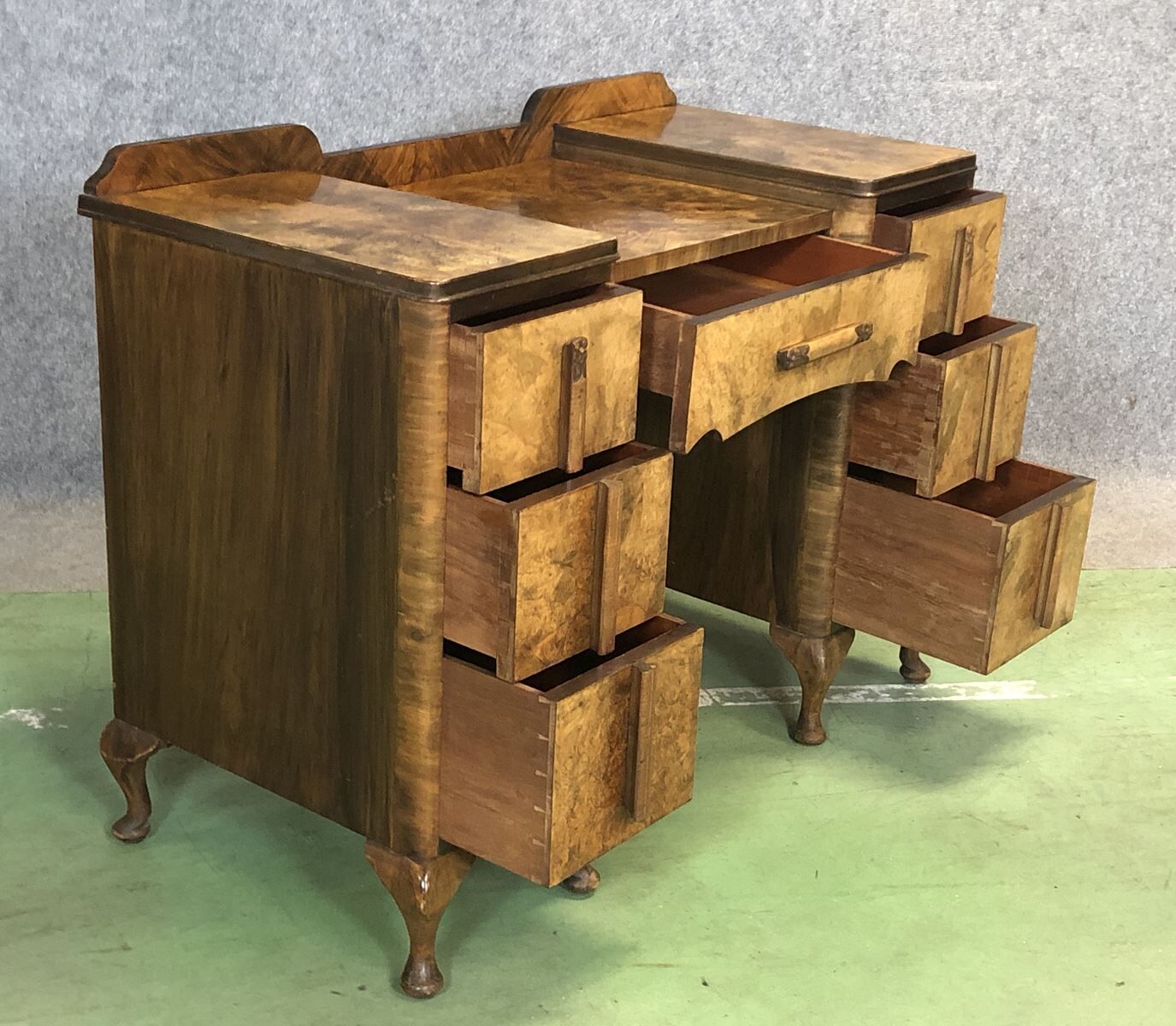 Bureau anglais Art déco en loupe de noyer