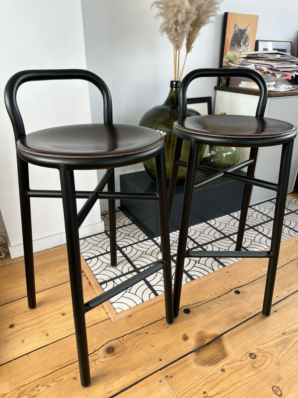 2 tabourets Magis Pipe hêtre verni noir par Jasper Morrison