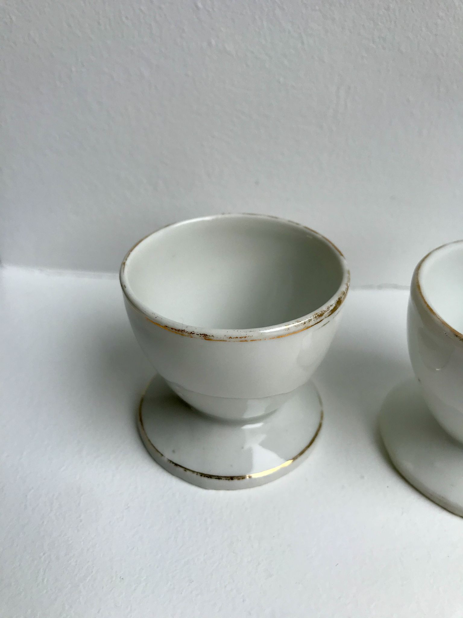 Trio de coquetiers blancs liseré doré années 50