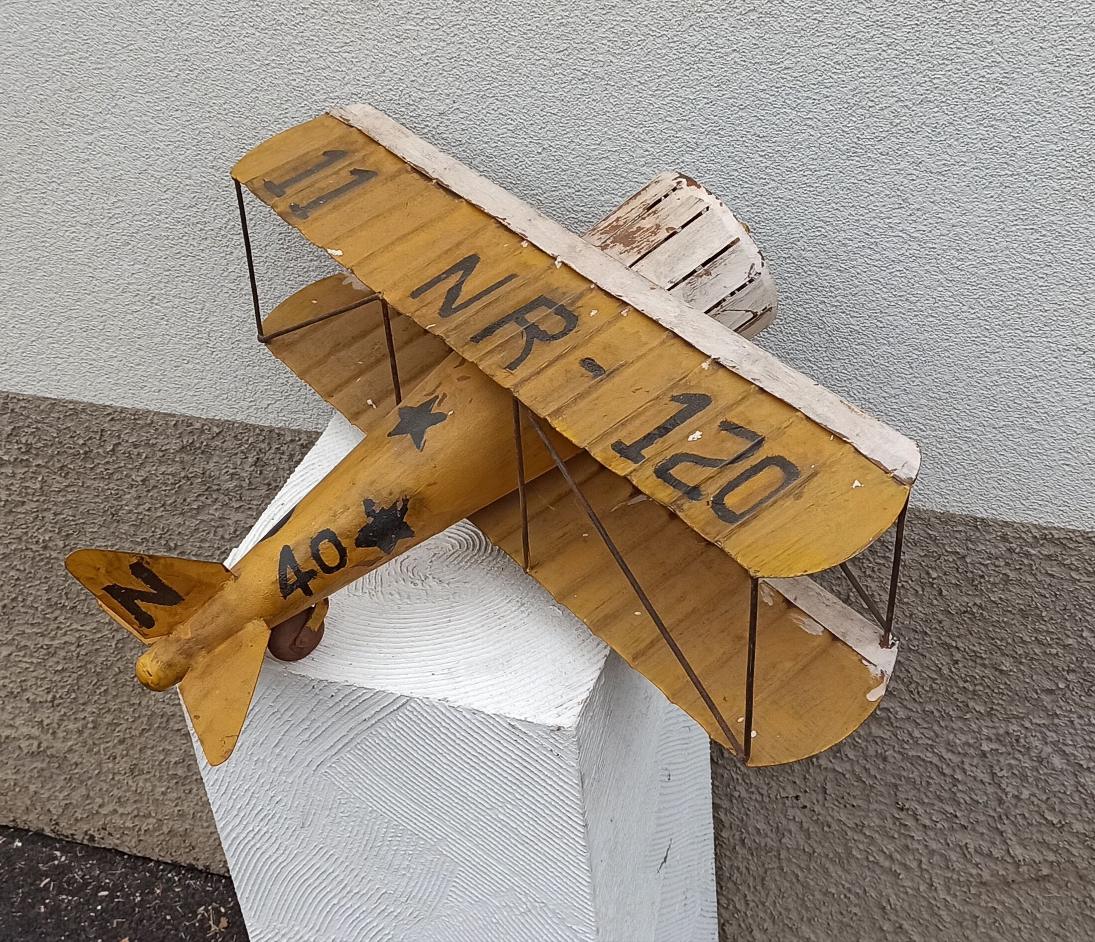 Avion miniature en métal