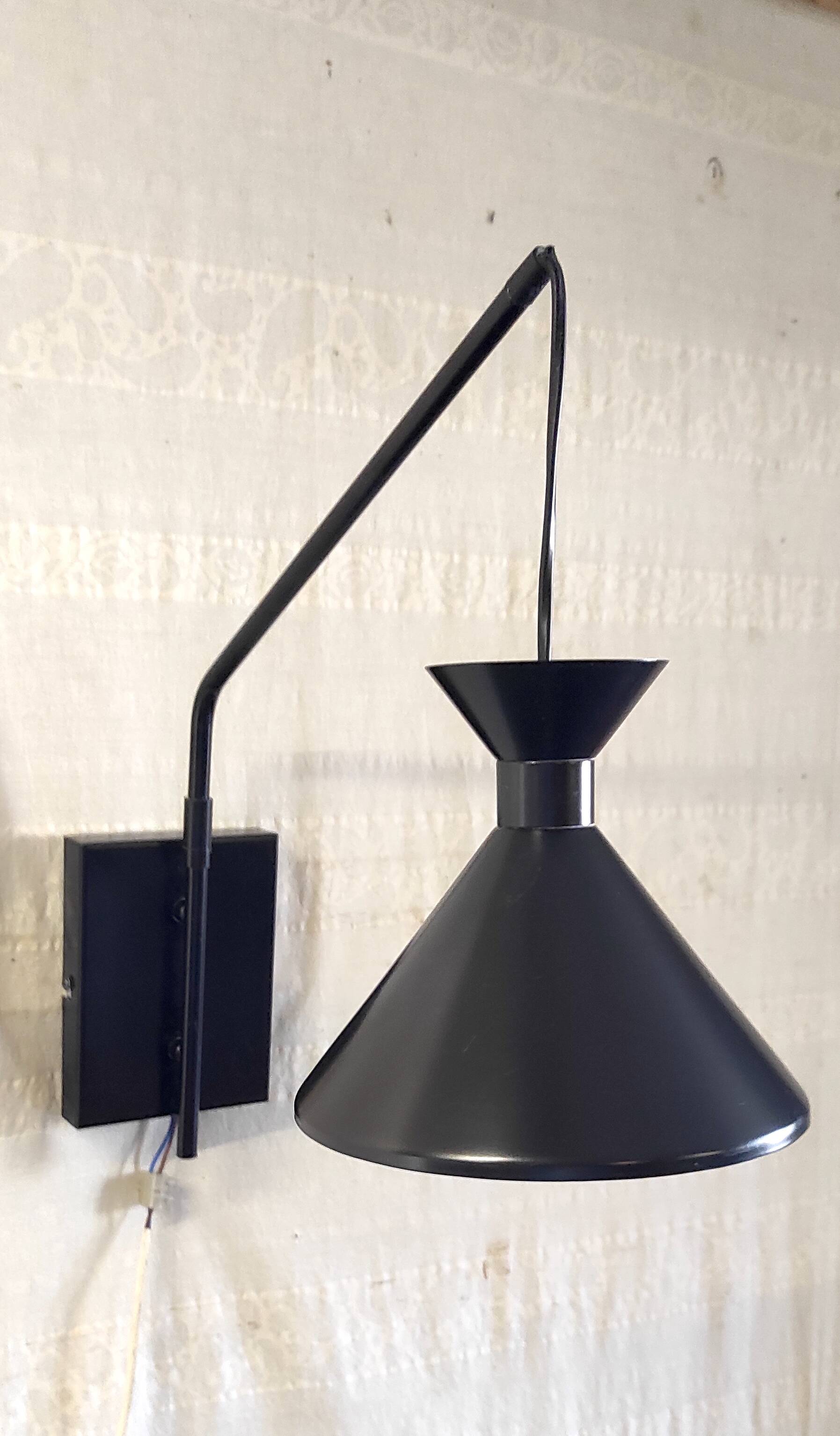 Applique avec potence articulée et abat-jour diabolo en métal noir