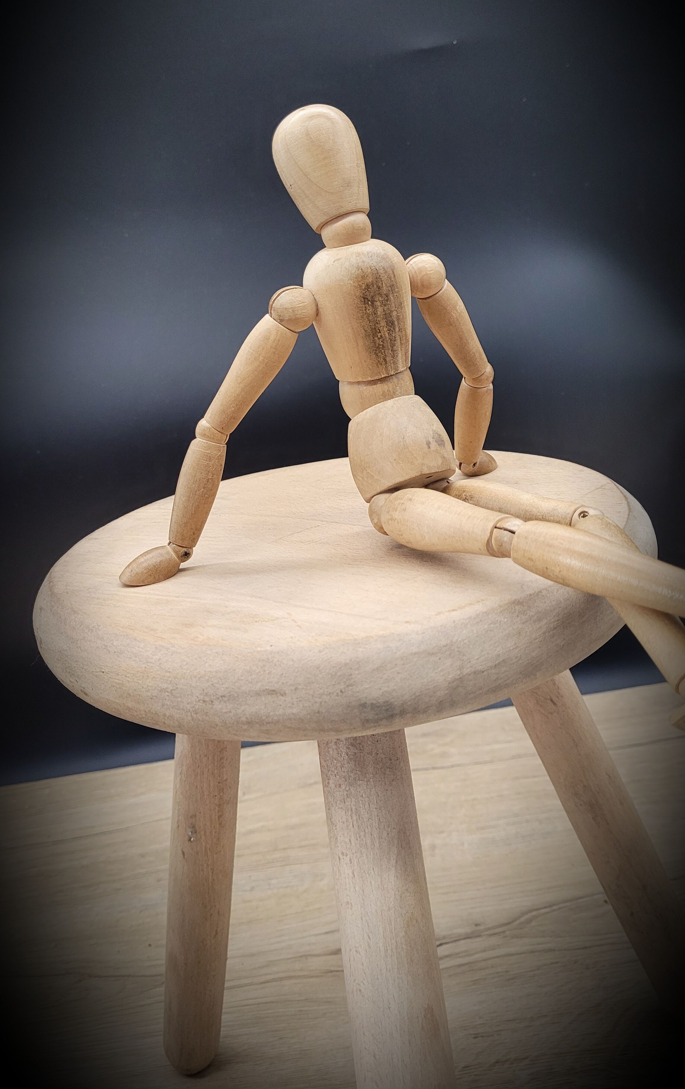 Light wood tripod stool ter