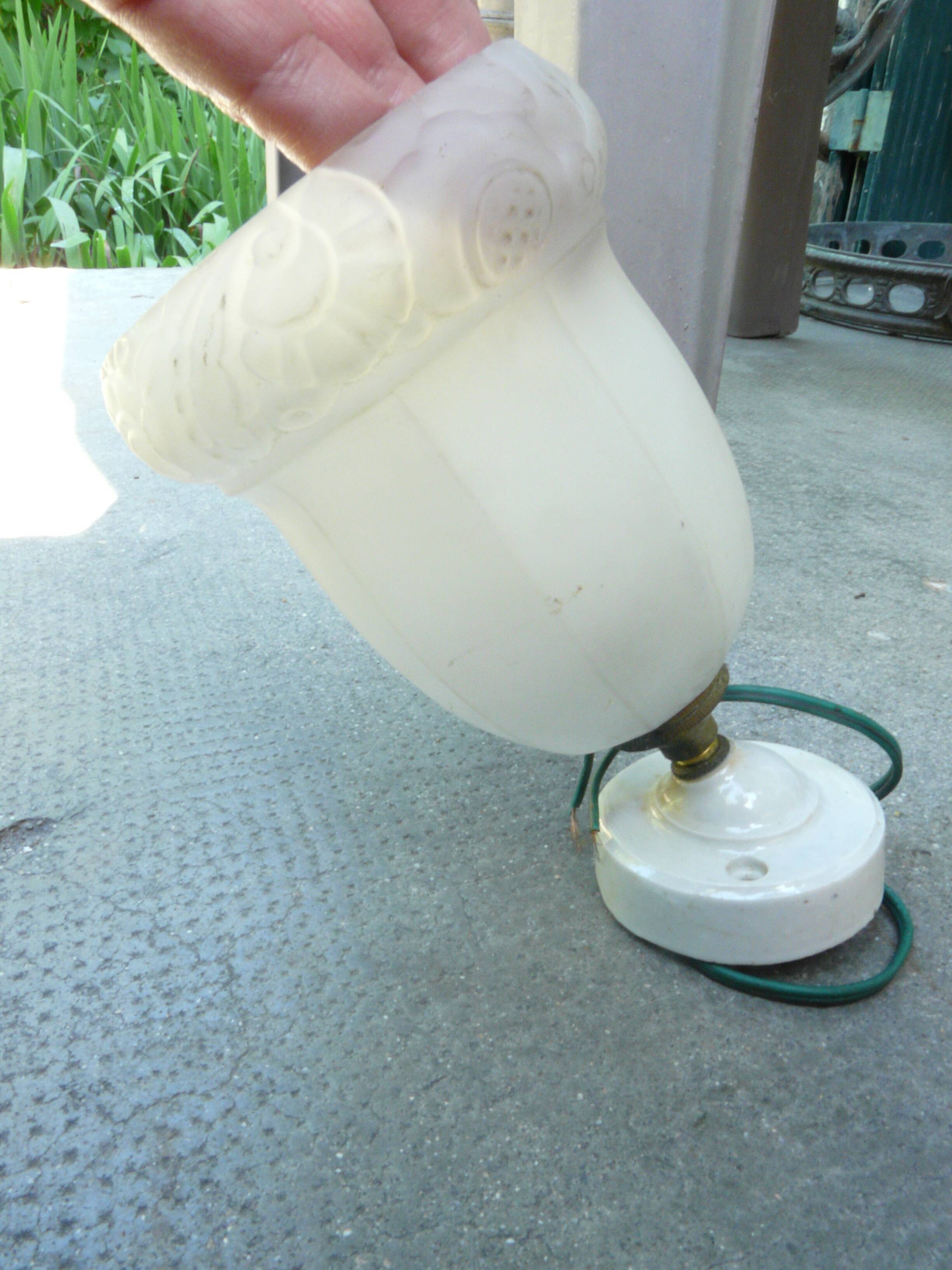 Art Deco porcelain tulip wall lamp in molded glass with flower decoration