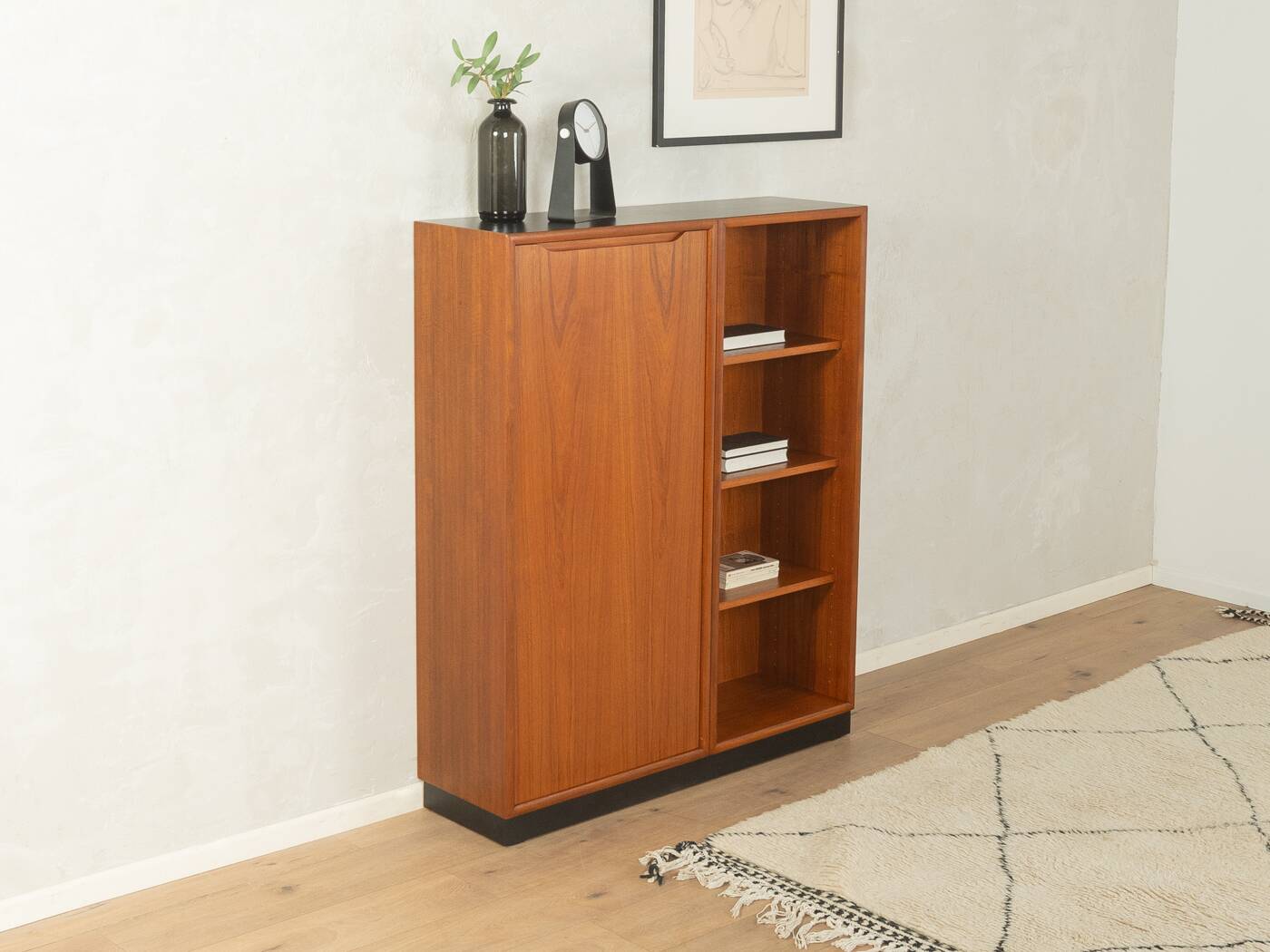 Commode classique des années 1960, placage en teck, dessus en HPL noir.