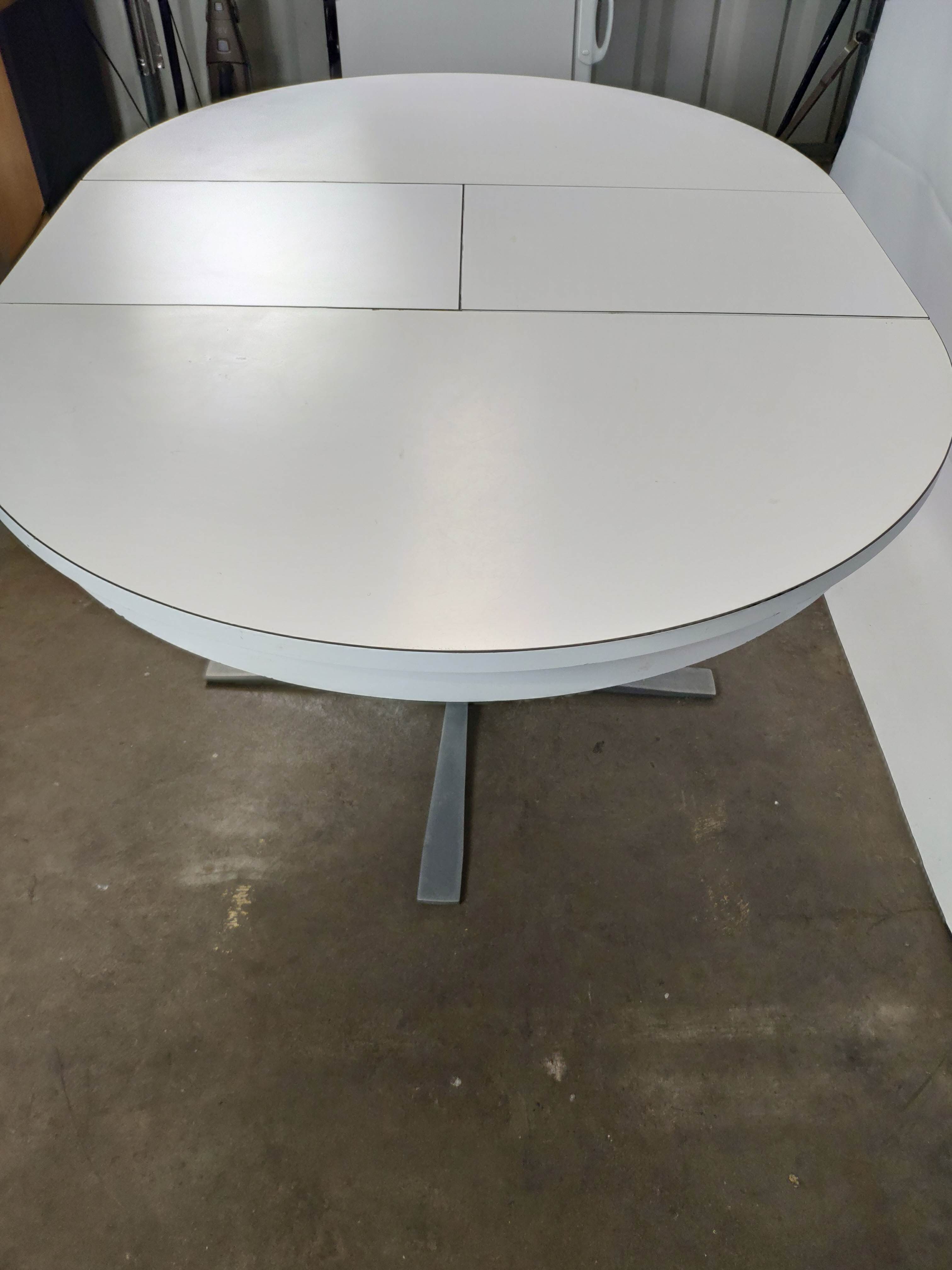 Round table 70 year white chromed