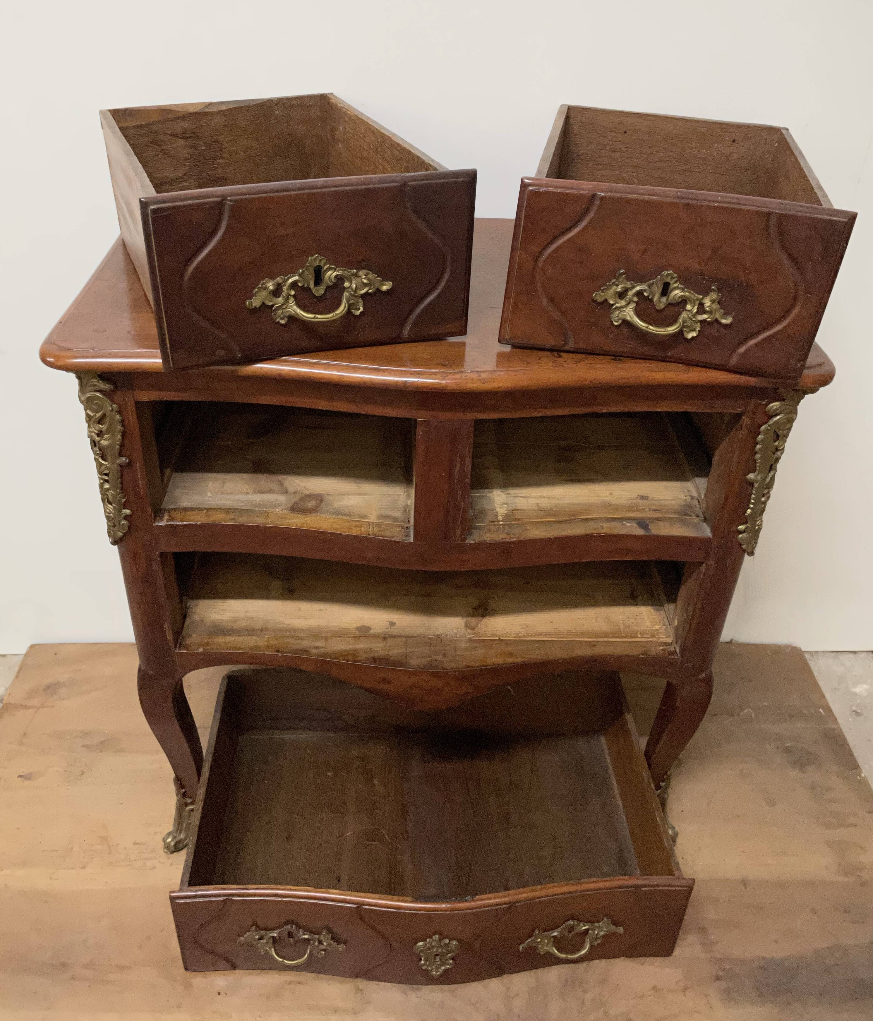 Chest of drawers with curved facade of the nineteenth century