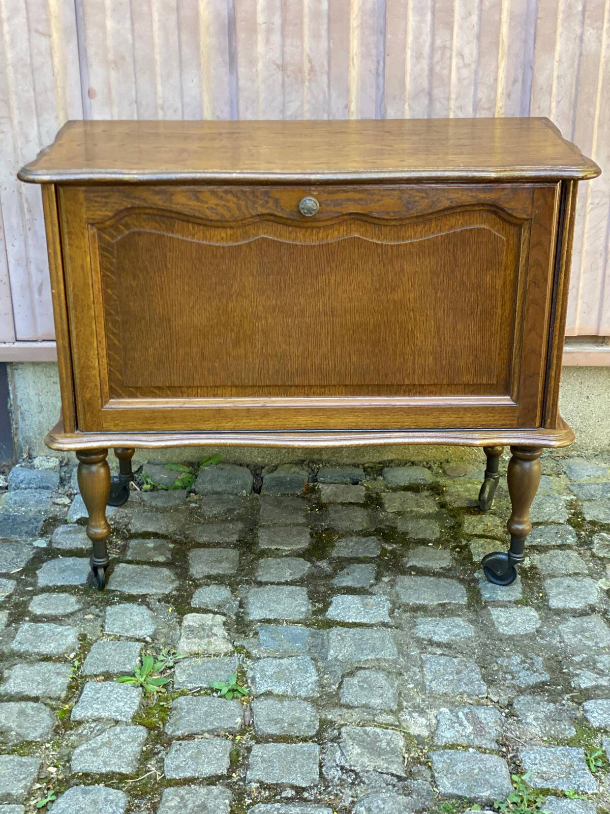 Bar vintage Louis XV sur roulettes en bois des années 60
