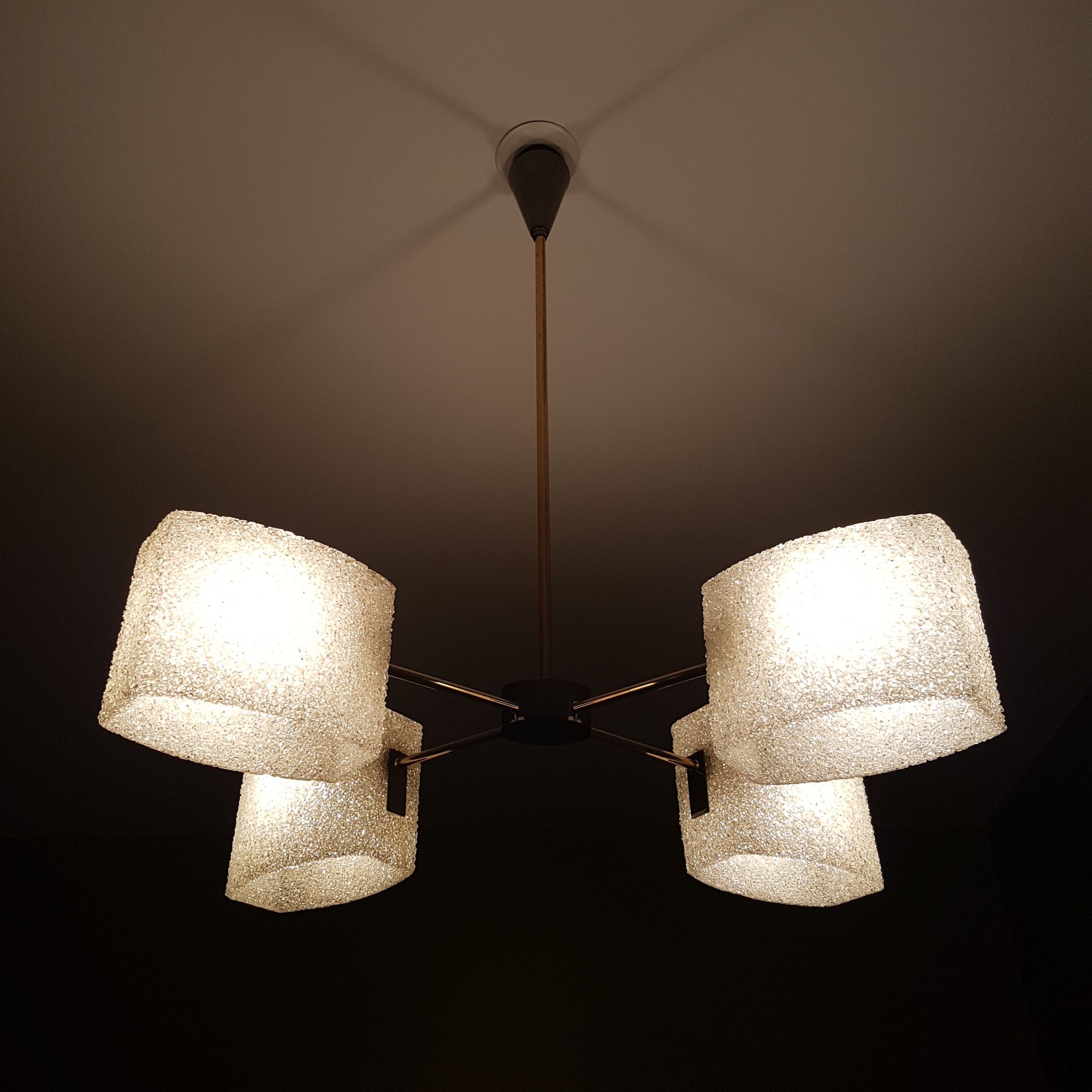 Lustre 4 feux en perspex, métal doré et chrome noir vintage