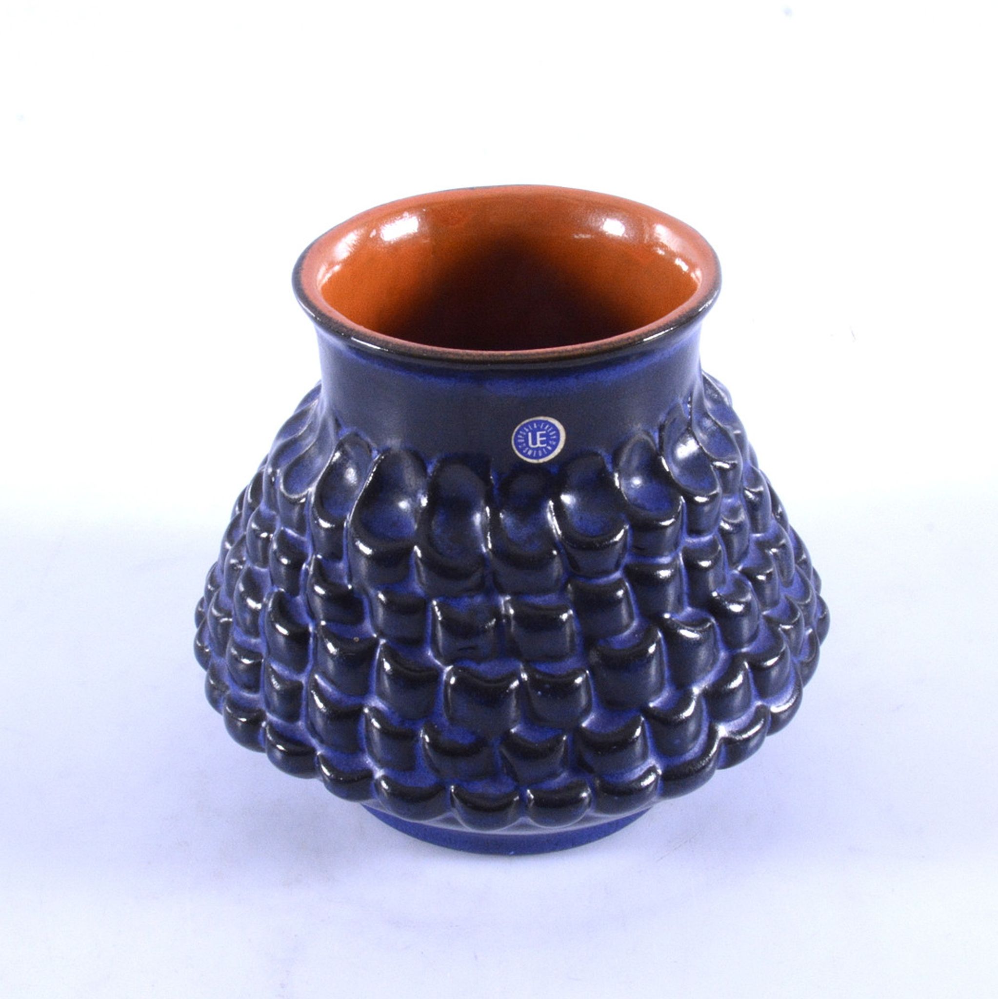 Vase en céramique Scultural, conçu par Berit Ternell et fabriqué par Uppsala Ekeby Suède en 1971