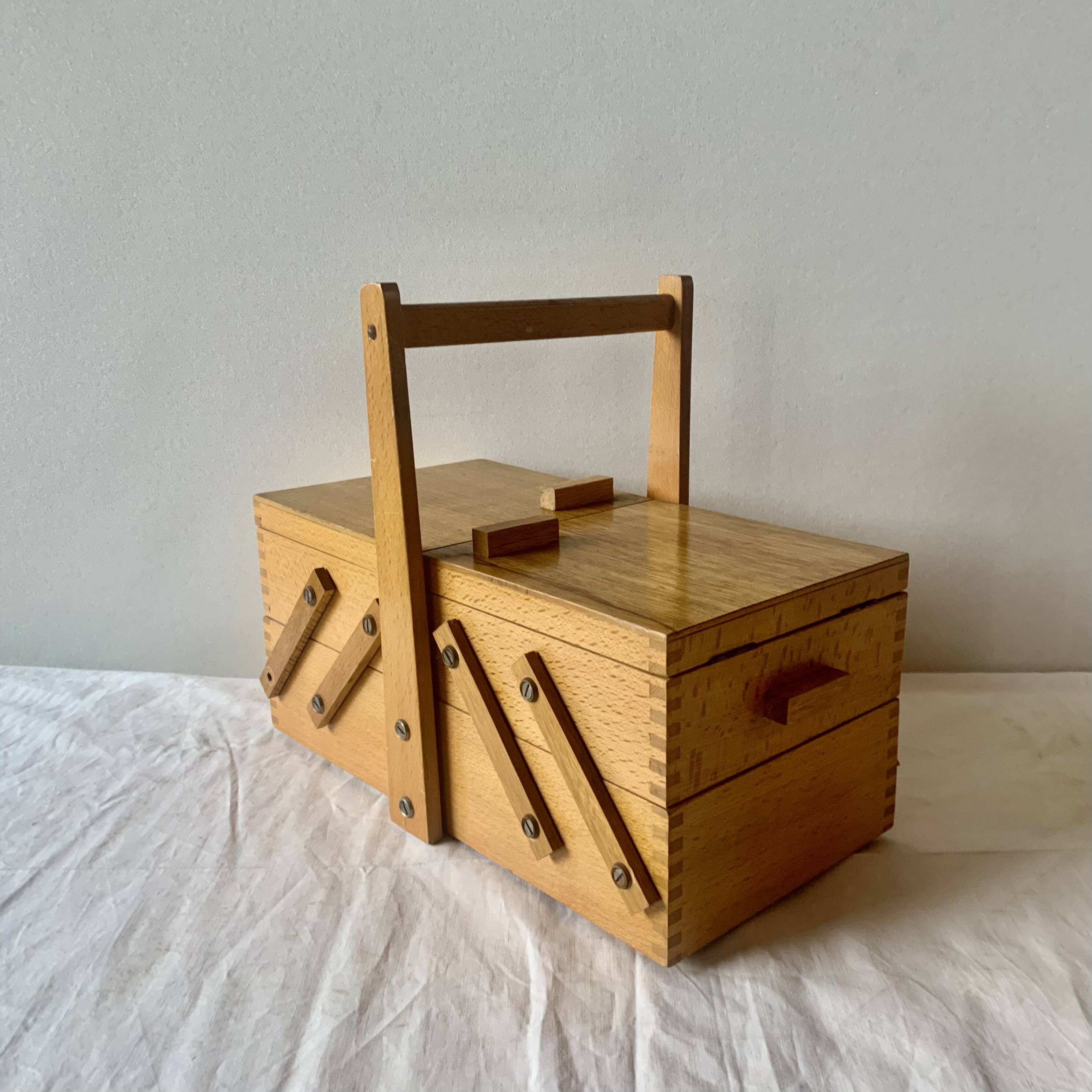 Petite travailleuse en bois vintage