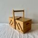 Petite travailleuse en bois vintage