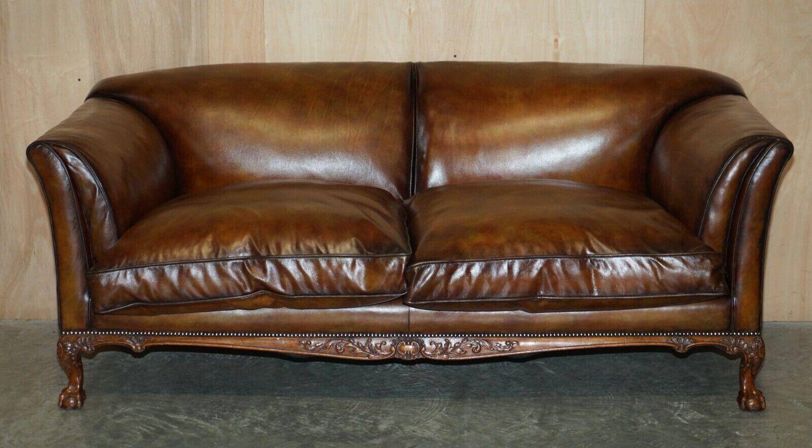 Chesterfield leather canapé with claw and ball feet by Howard & Son, Victorian era.