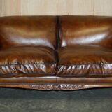 Chesterfield leather canapé with claw and ball feet by Howard & Son, Victorian era.